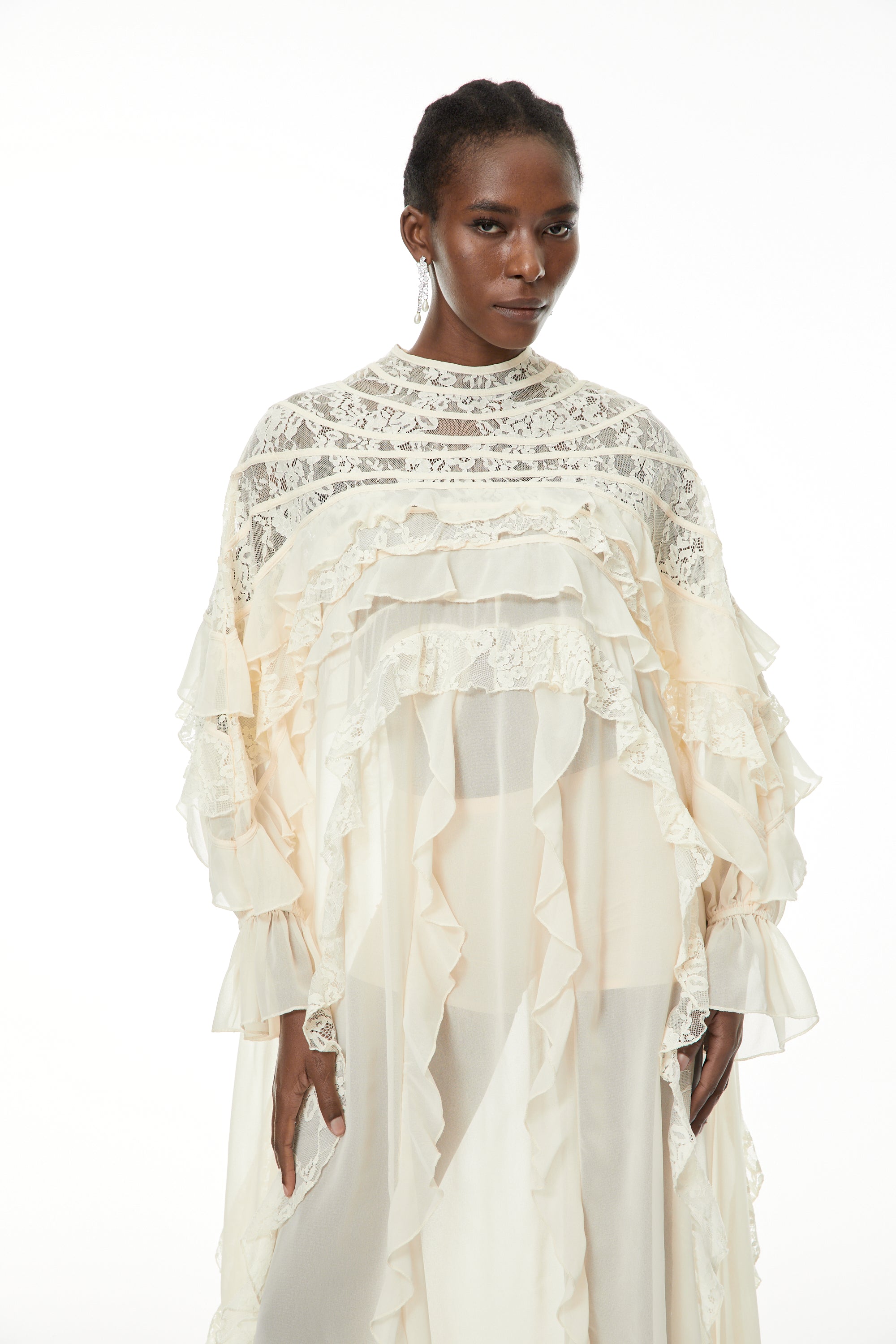 Ivana Neutrals Spitzen-Maxikleid mit Rüschen