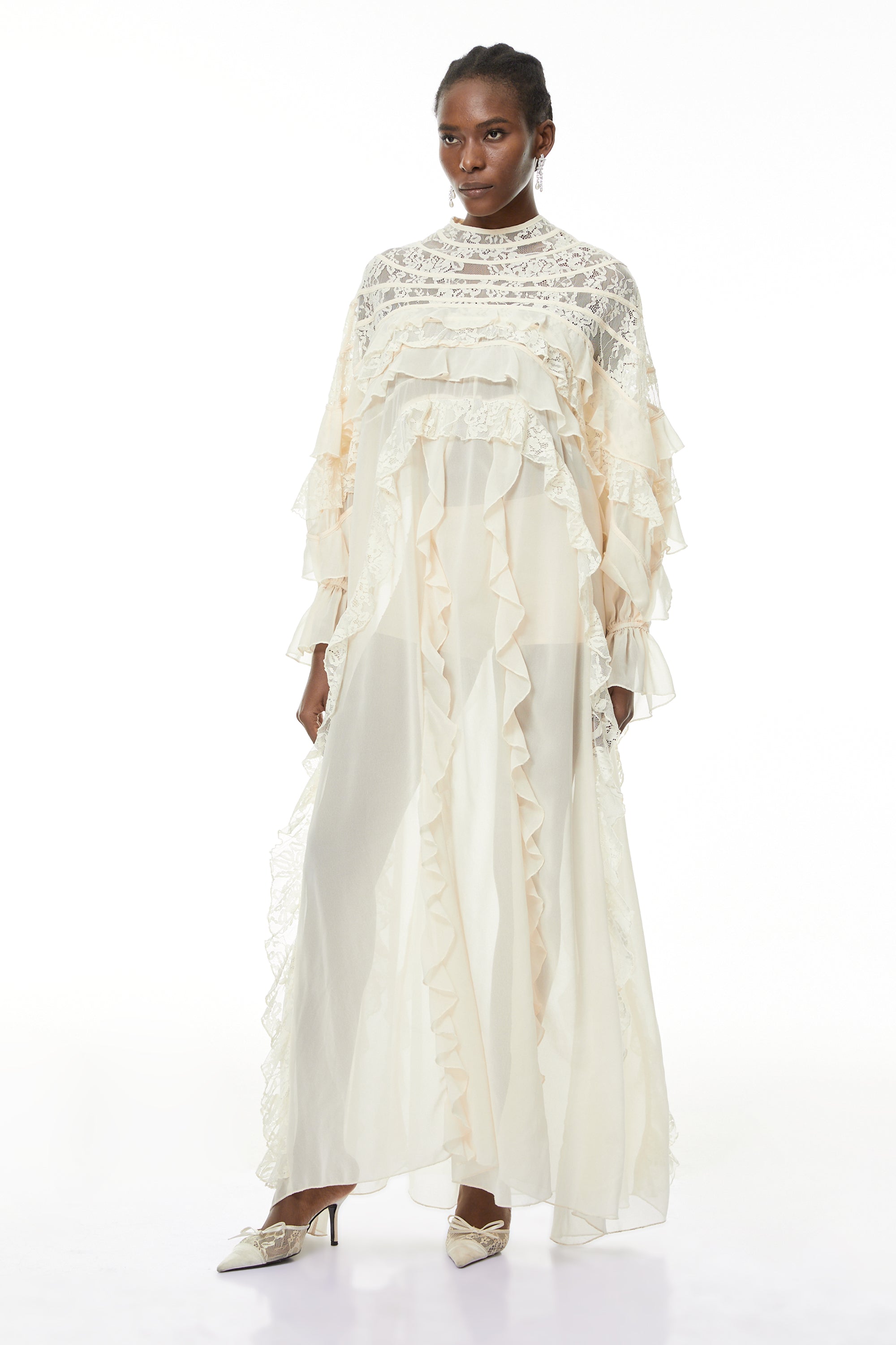 Ivana Neutrals Spitzen-Maxikleid mit Rüschen