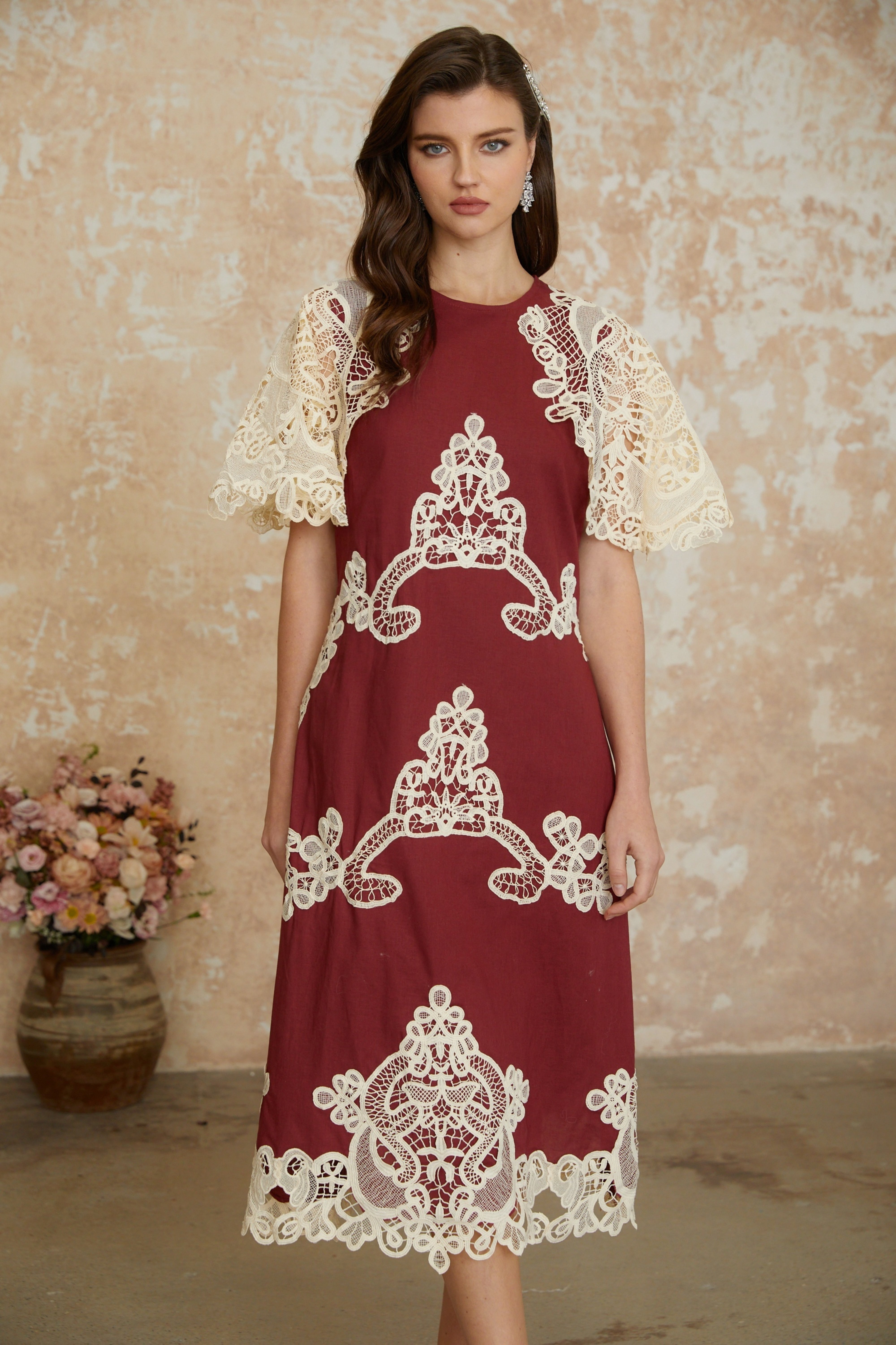 Julia Rotes Midikleid mit Blumenstickerei und Farbblock-Design