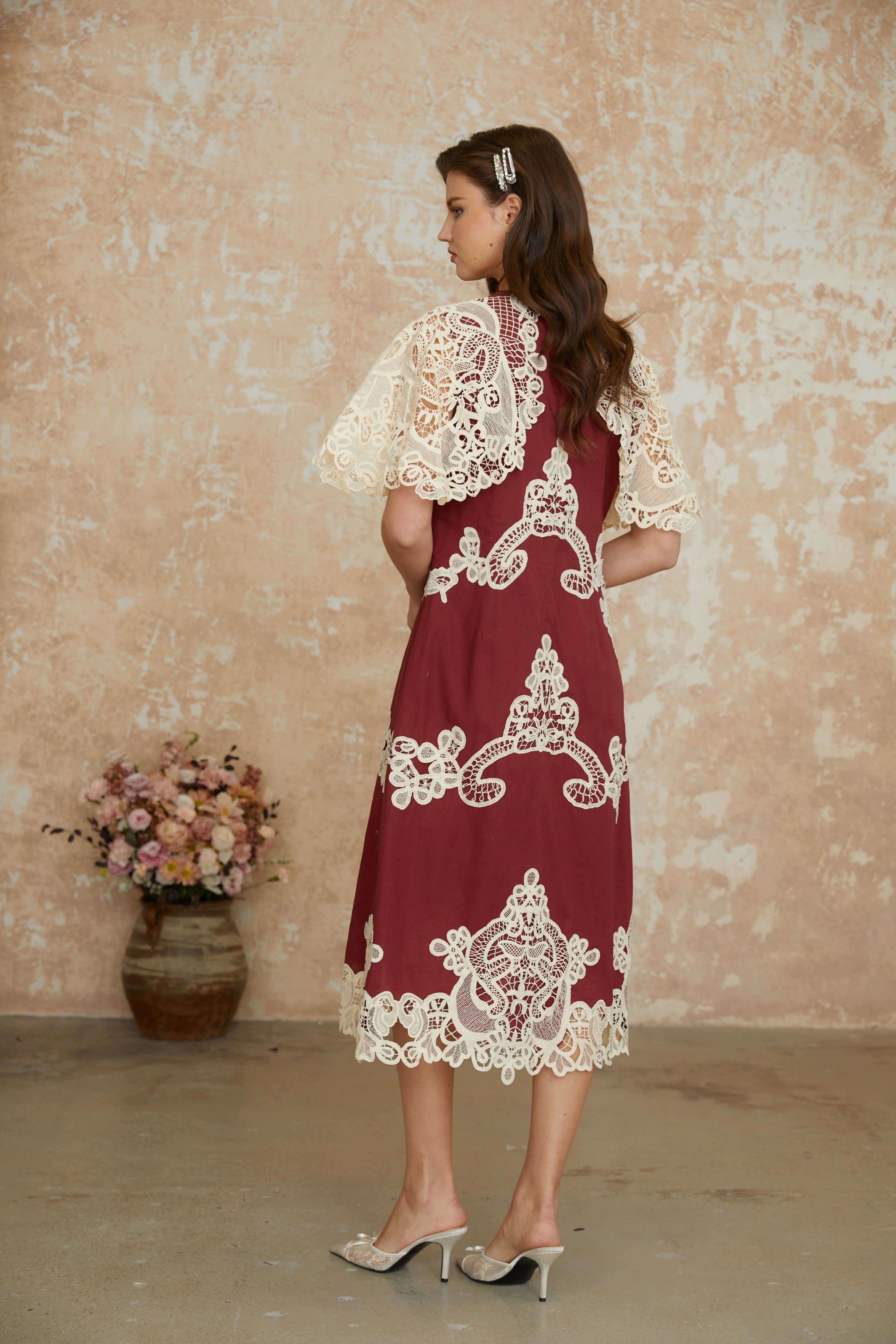 Julia Rotes Midikleid mit Blumenstickerei und Farbblock-Design