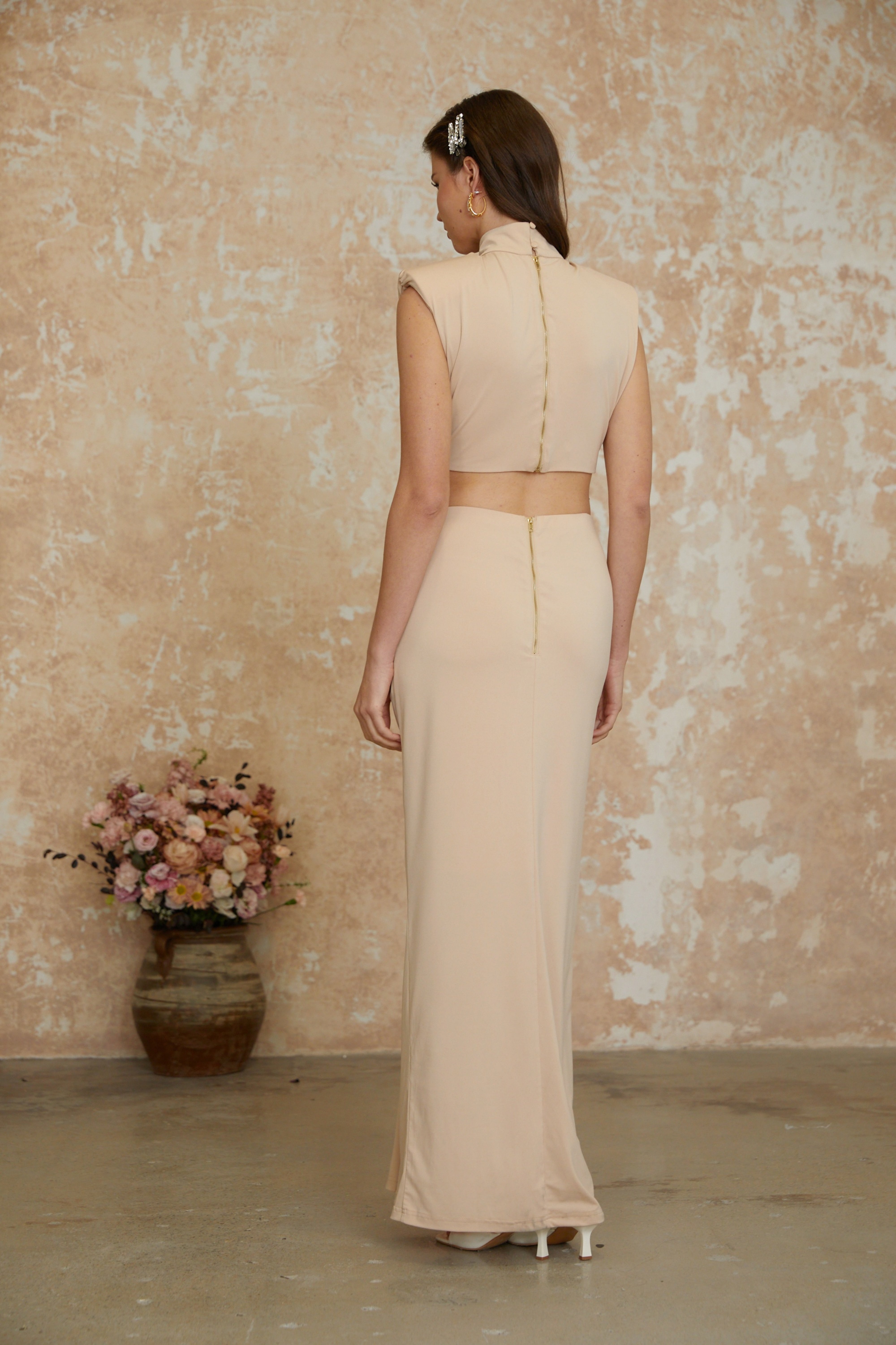 Karolina Neutrales Maxikleid mit hohem Kragen und gedrehter Vorderseite