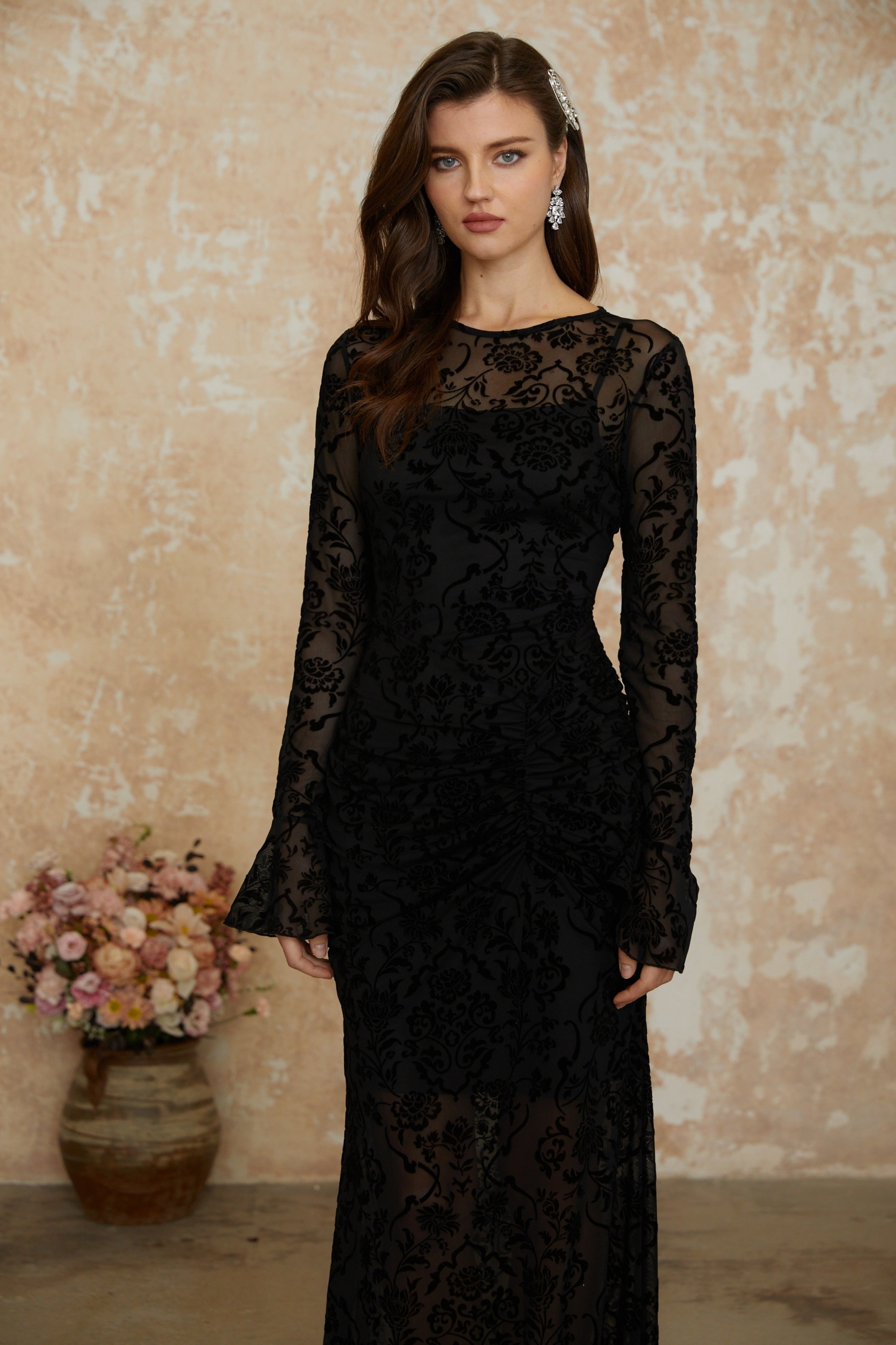 Kismet Schwarzes Maxikleid mit Blumenmuster und Rüschen