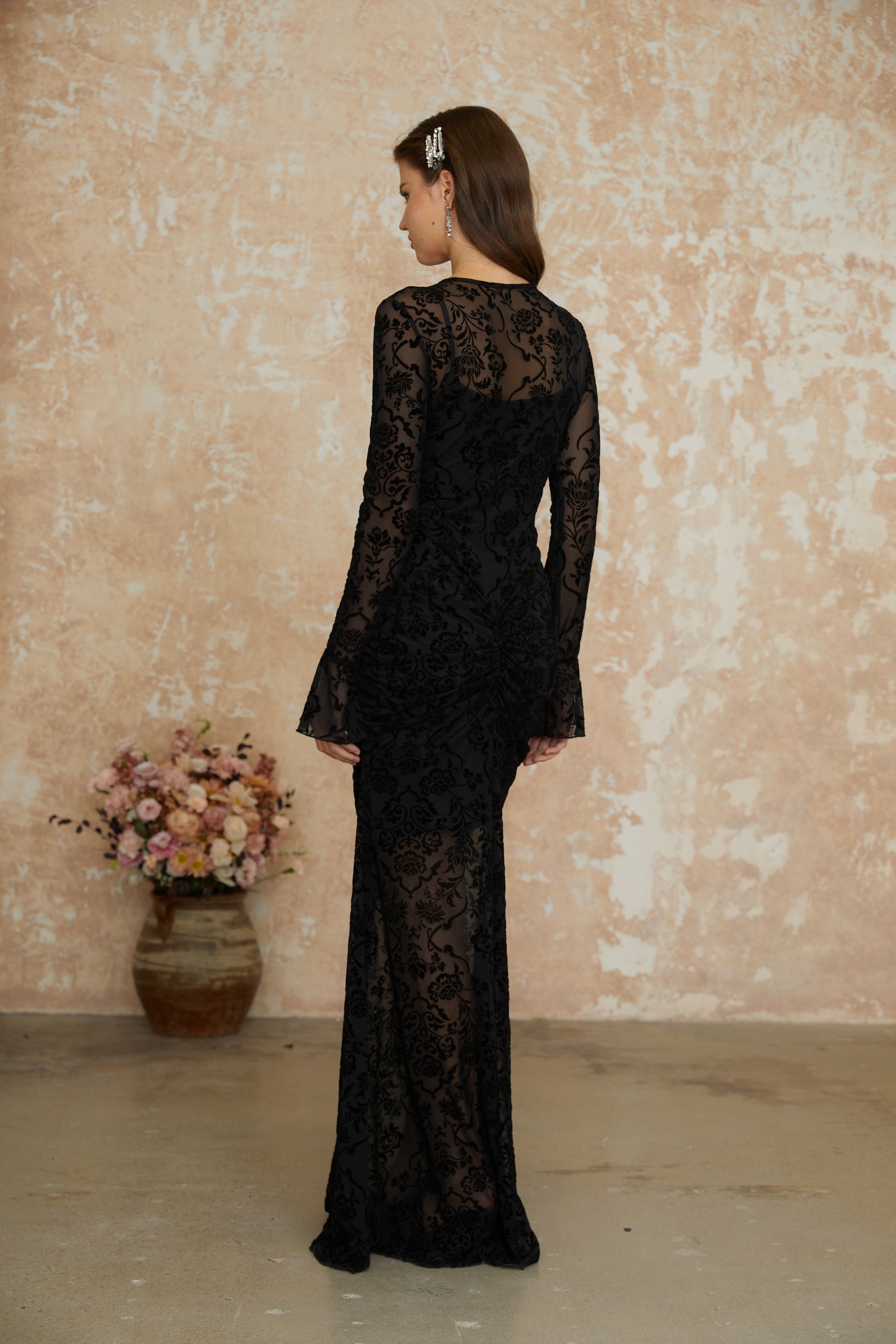 Kismet Schwarzes Maxikleid mit Blumenmuster und Rüschen