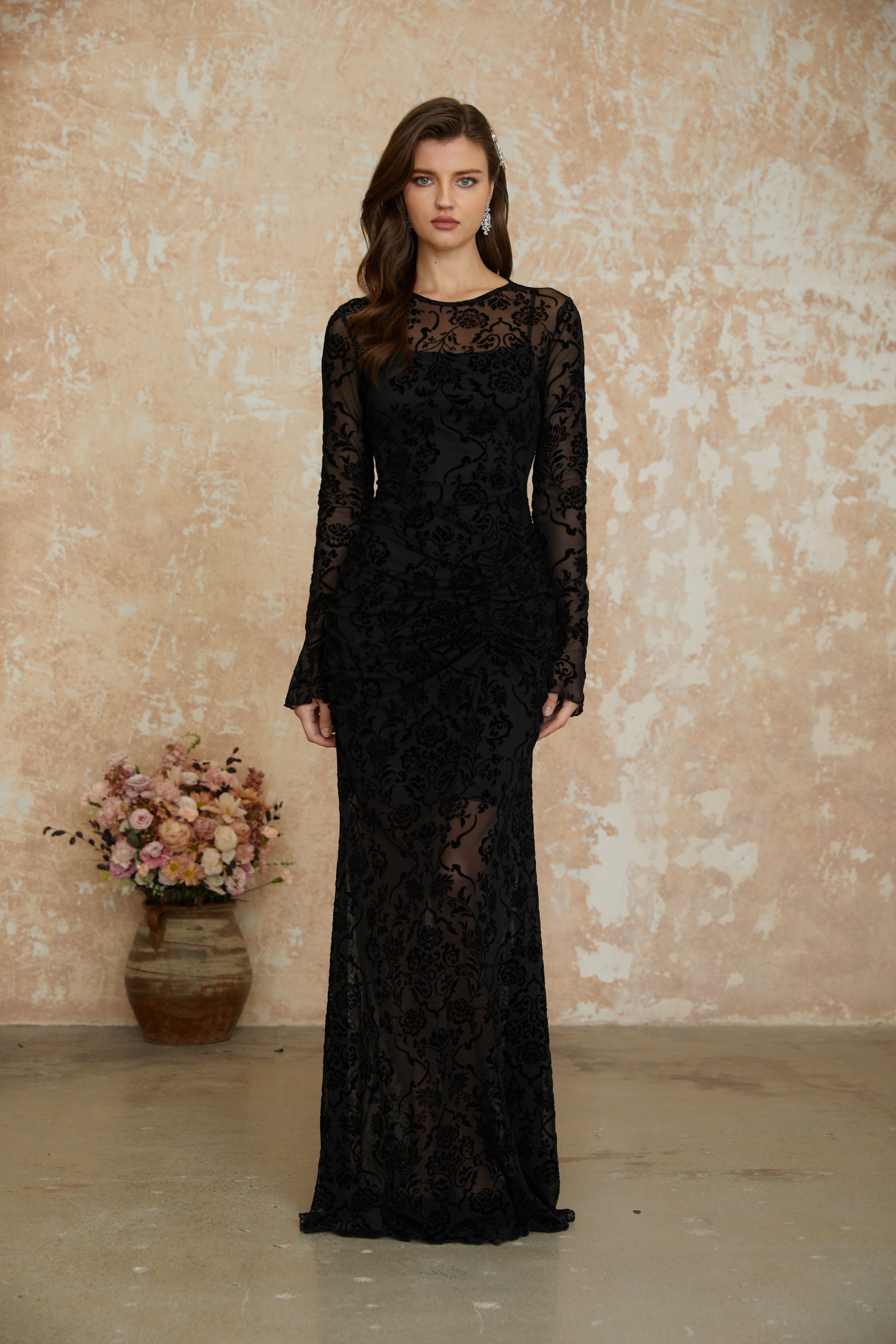 Kismet Schwarzes Maxikleid mit Blumenmuster und Rüschen