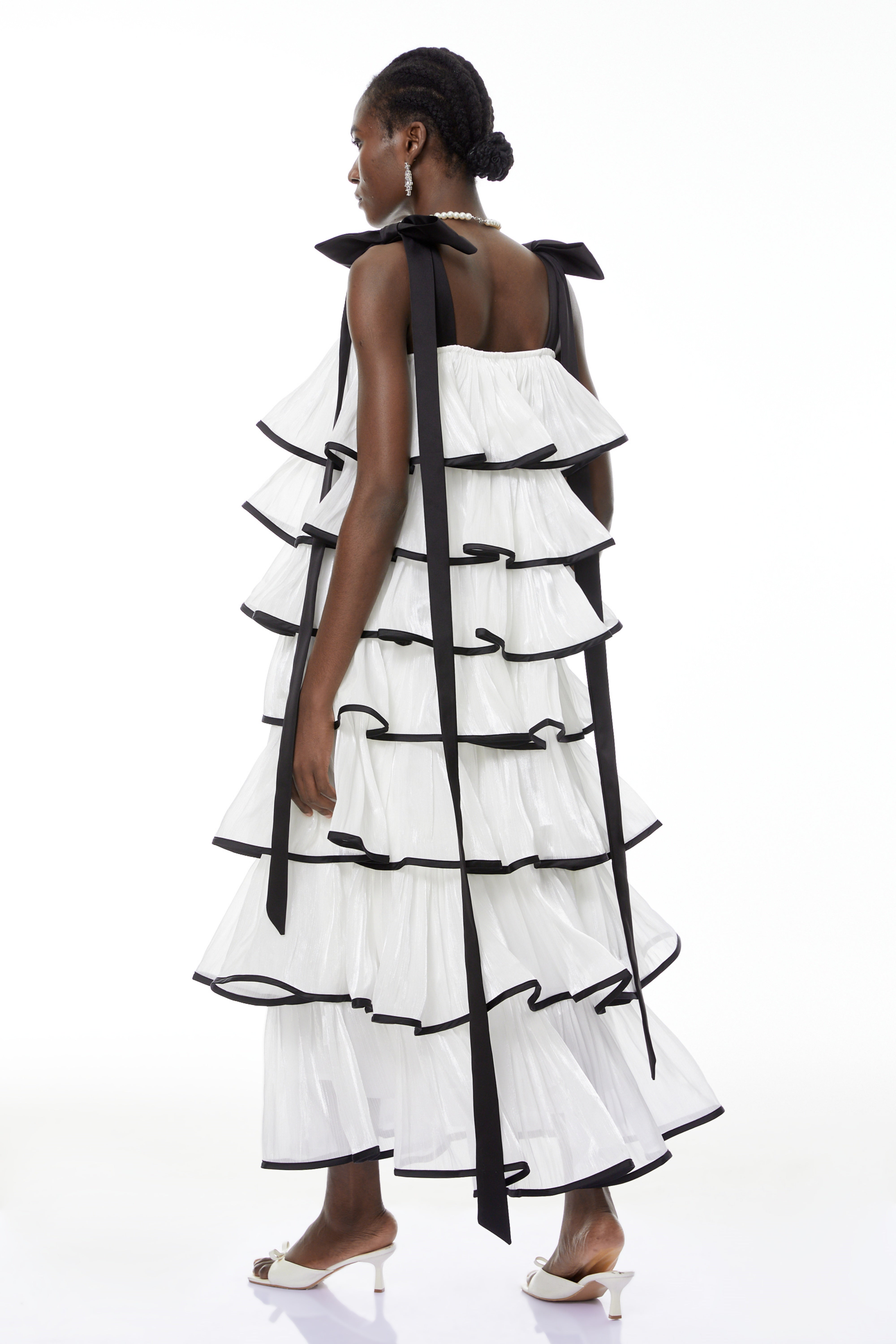 Larissa Weißes Maxikleid mit Rüschen und Schleifen