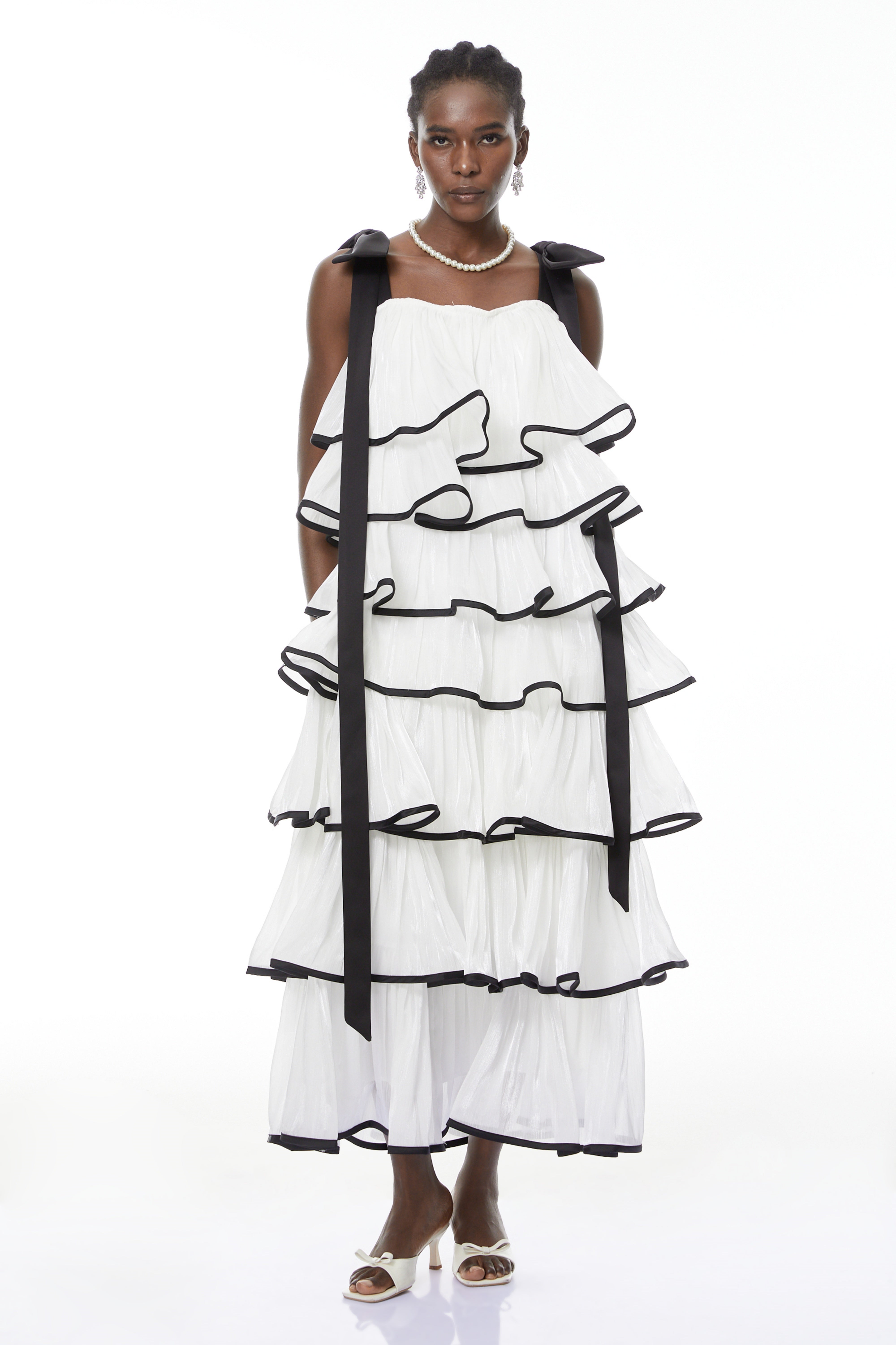 Larissa Weißes Maxikleid mit Rüschen und Schleifen