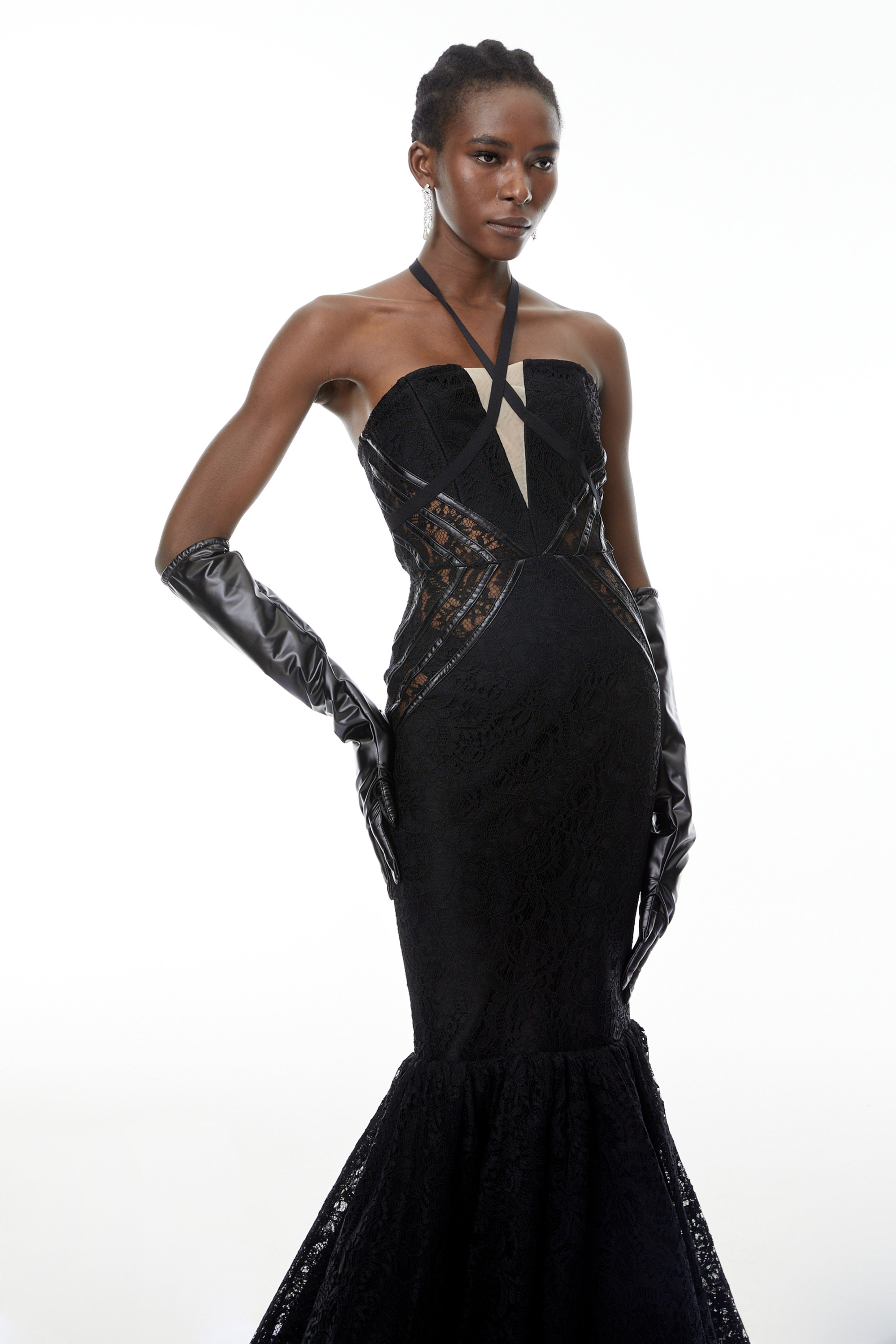 Letiția Schwarzes Maxikleid mit Neckholder und Meerjungfrauen-Silhouette