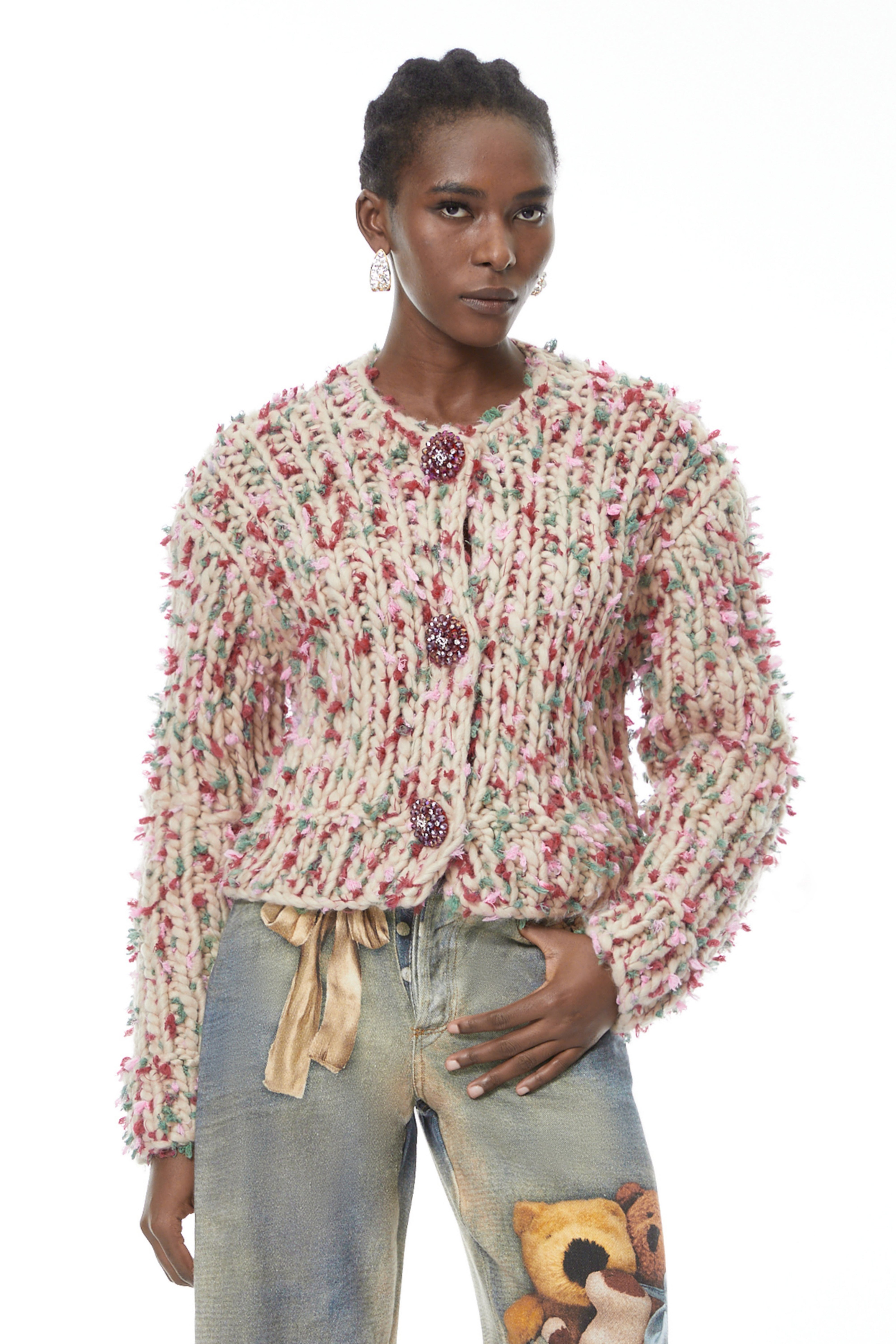 Mélisande Neutraler Strickpullover mit Blumenmuster