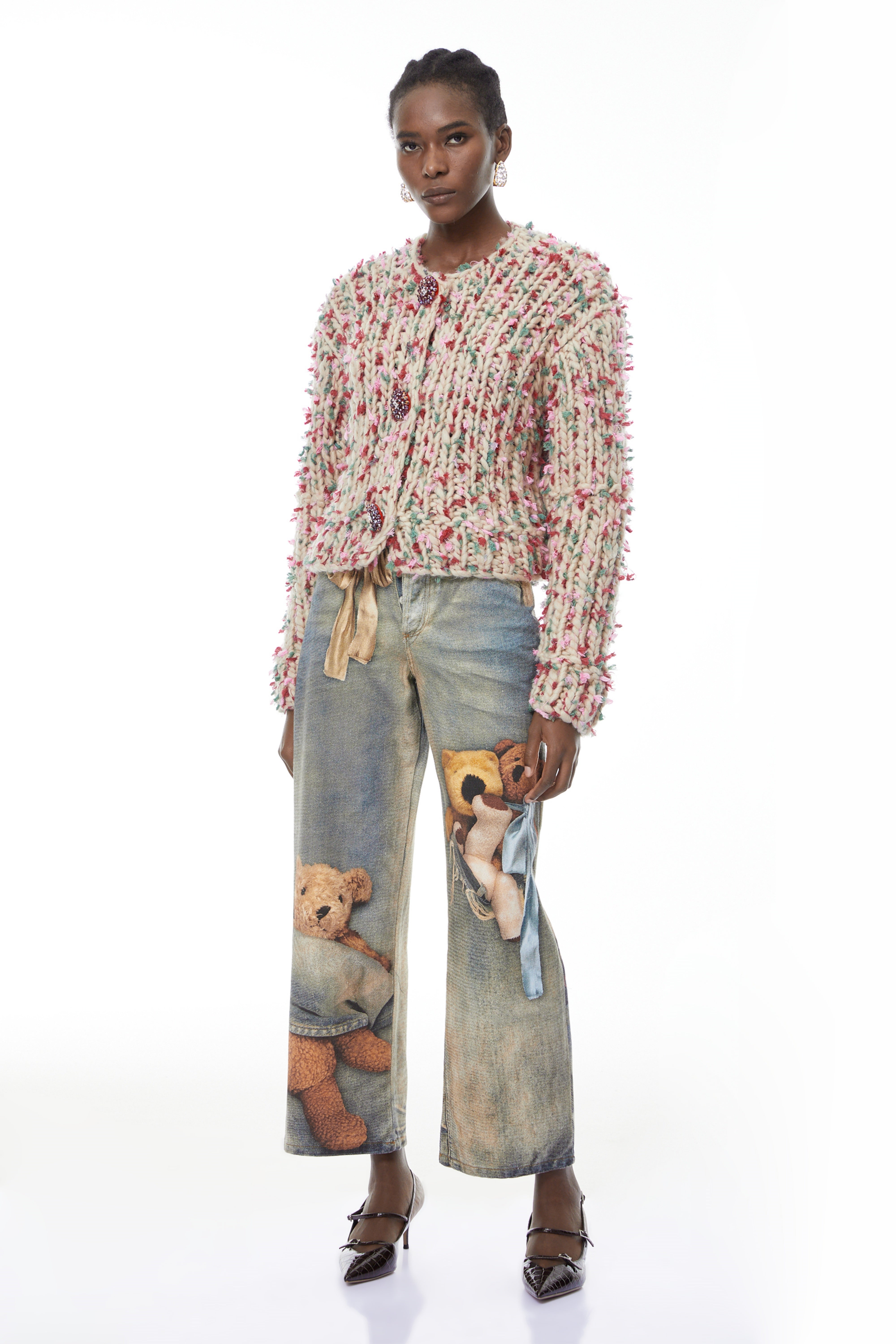 Mélisande Neutraler Strickpullover mit Blumenmuster