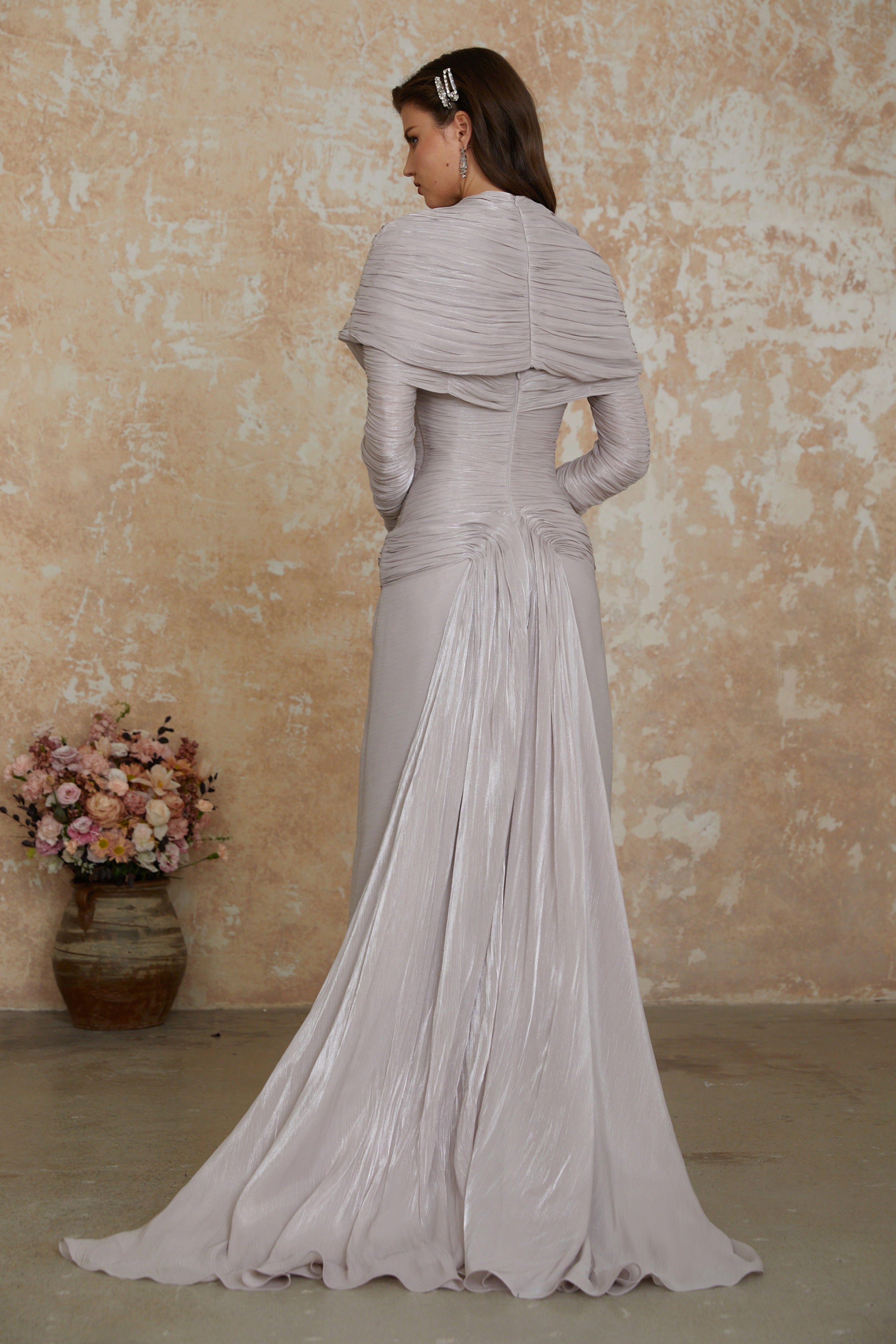 Nerida Silbernes Maxikleid mit Rollkragen und Rüschen