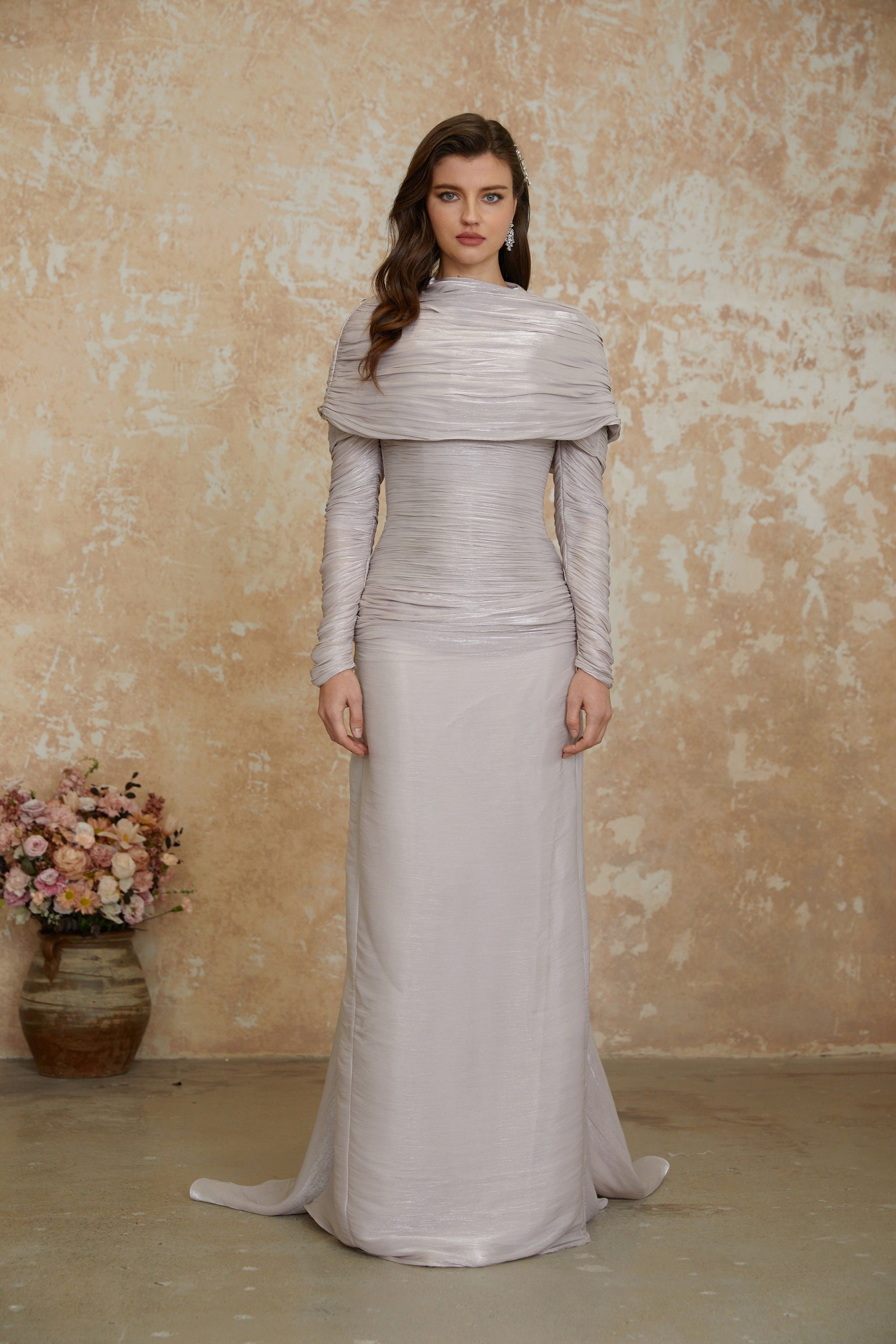 Nerida Silbernes Maxikleid mit Rollkragen und Rüschen