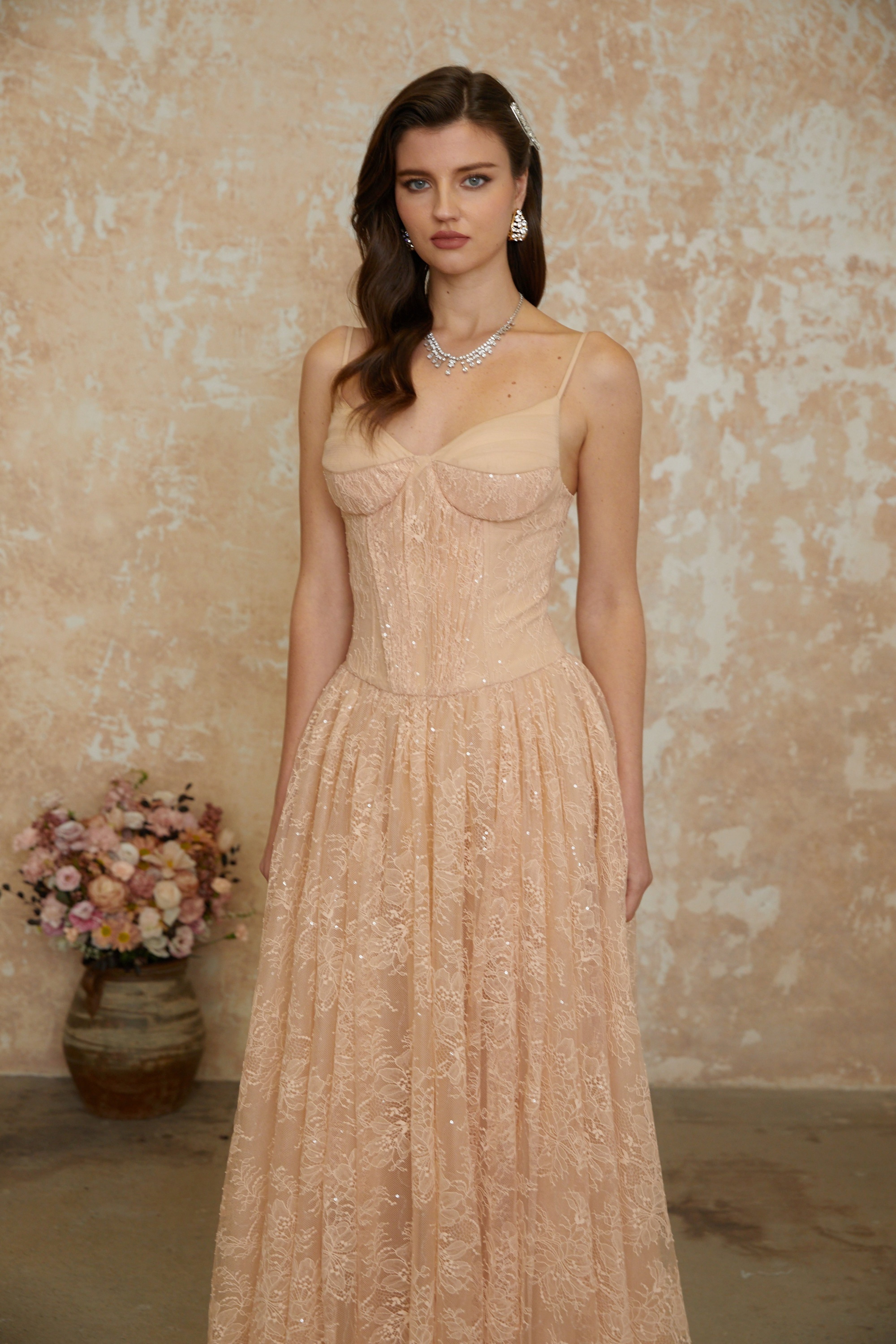 Giuseppina Neutrales Maxikleid mit Plissee-Spitze