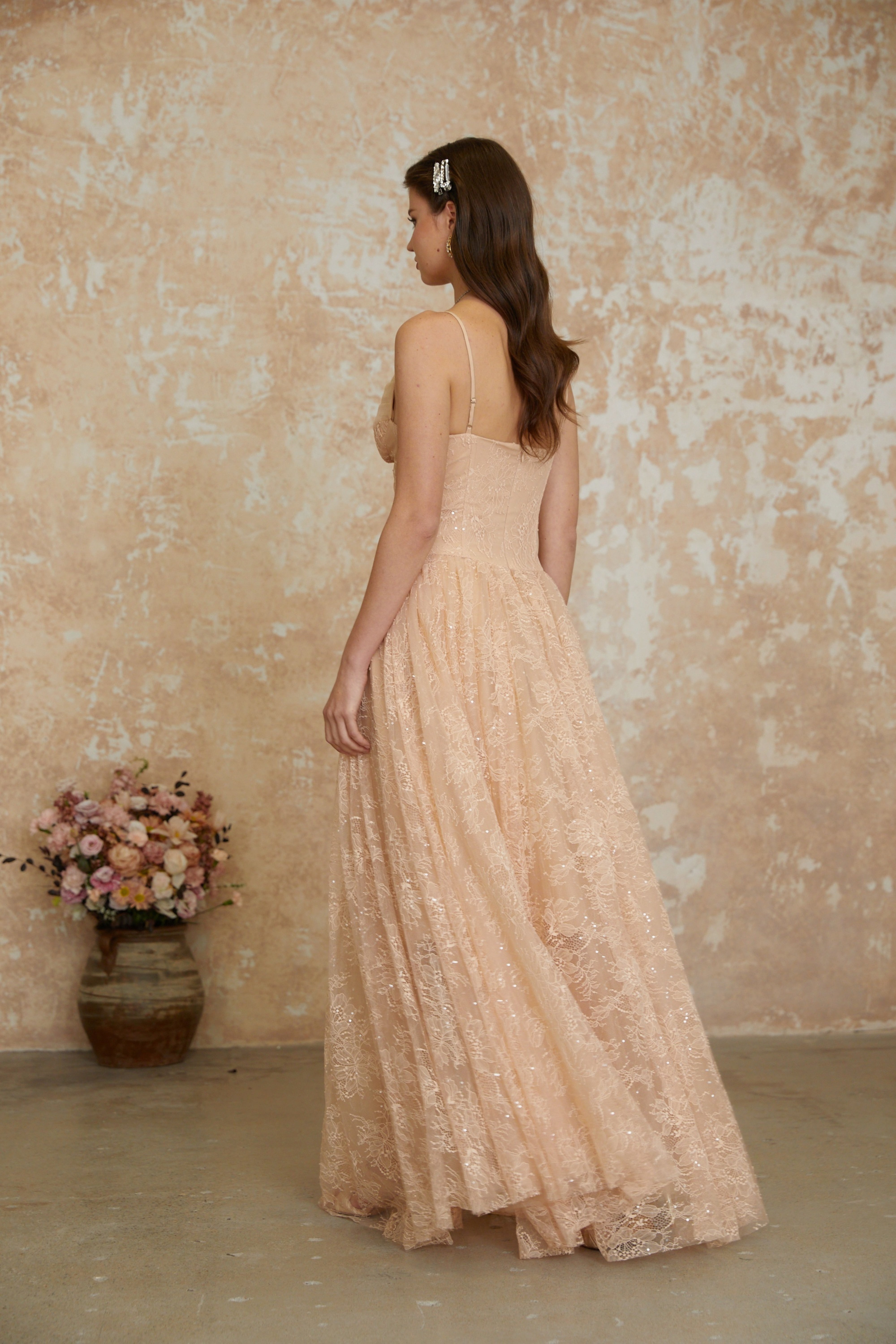 Giuseppina Neutrales Maxikleid mit Plissee-Spitze