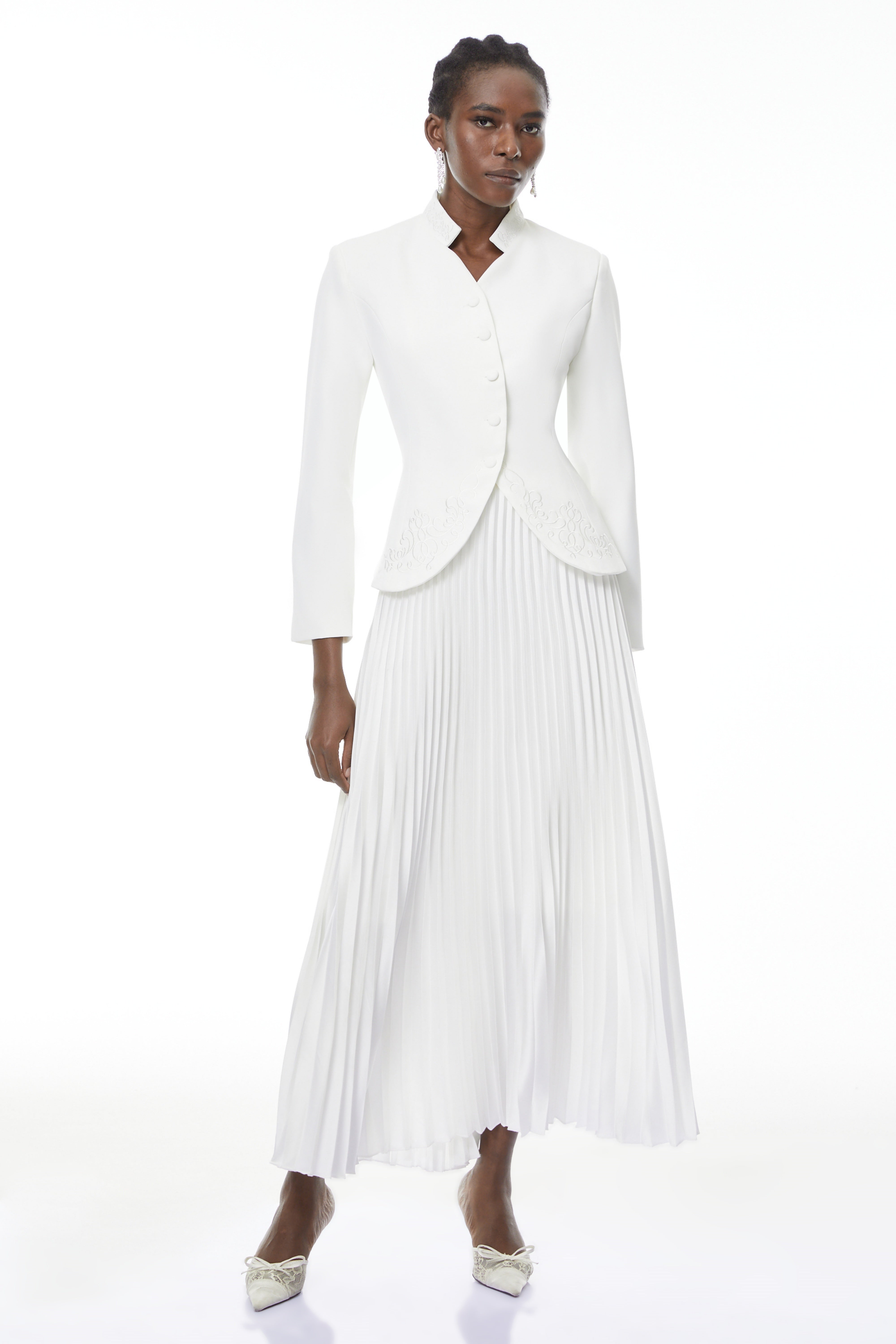 Olivia Weißes Set aus Blazer mit Blumenstickerei und Faltenrock