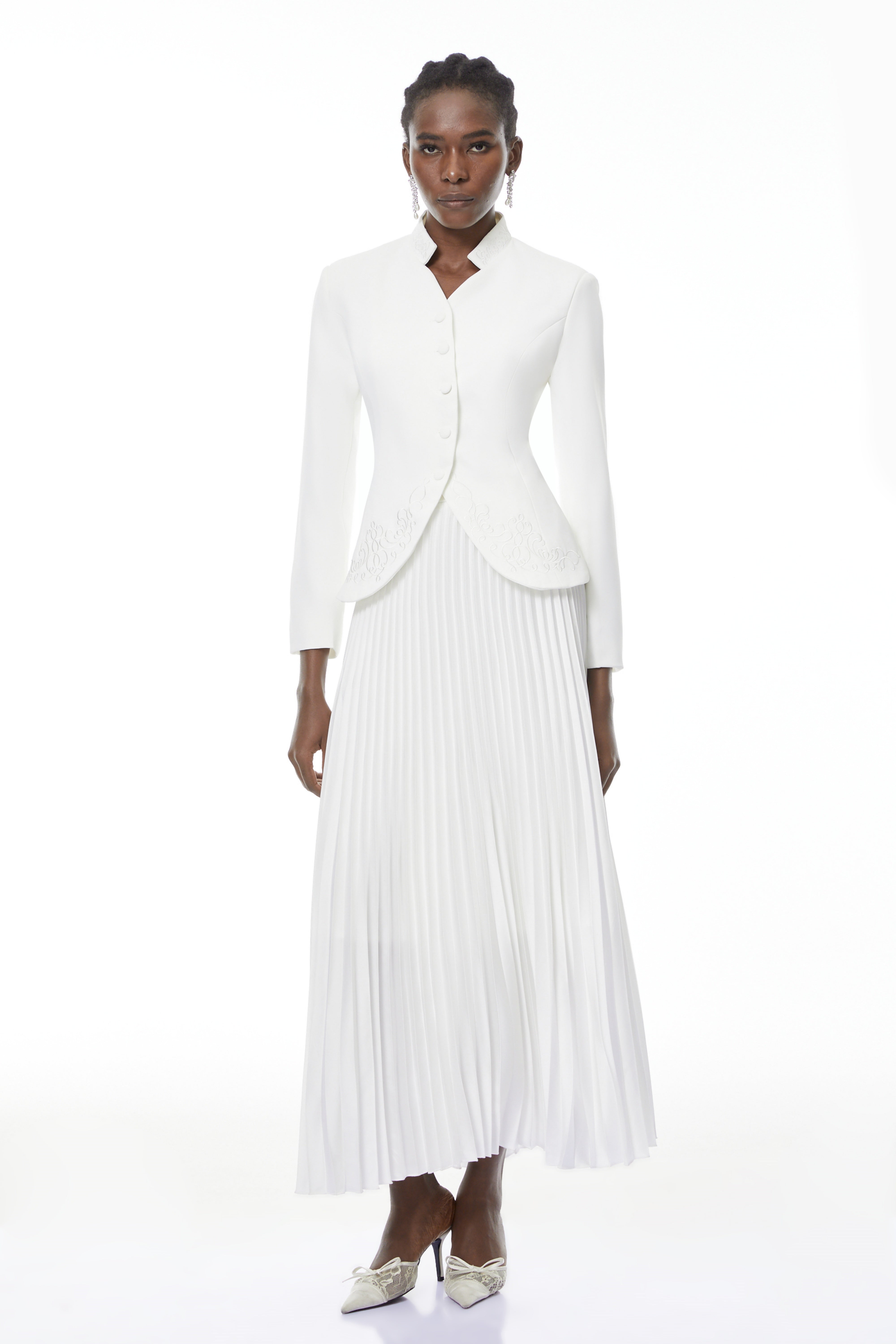 Olivia Weißes Set aus Blazer mit Blumenstickerei und Faltenrock