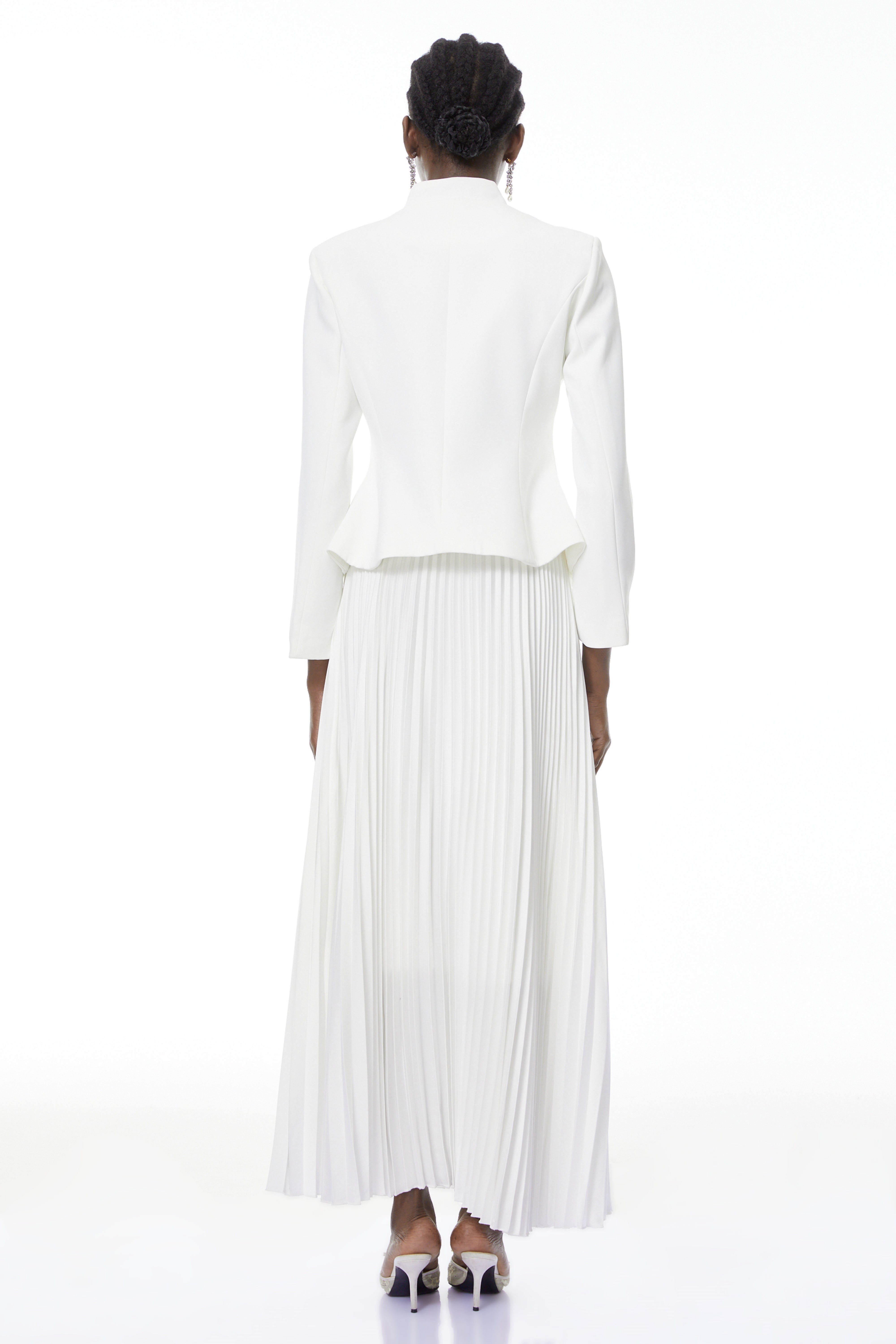 Olivia Weißes Set aus Blazer mit Blumenstickerei und Faltenrock