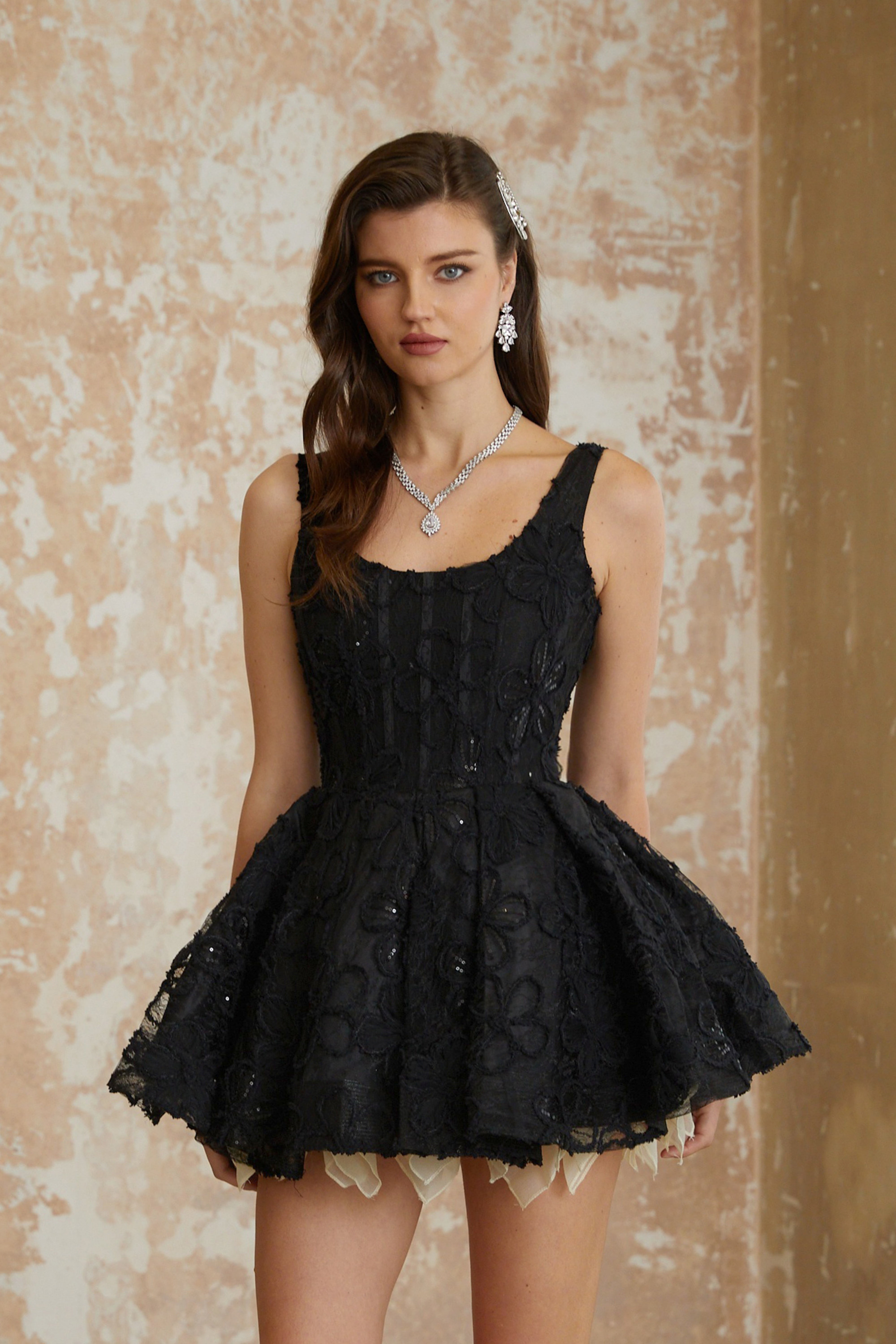 Patrycja Schwarzes Minikleid mit Blumenstickerei