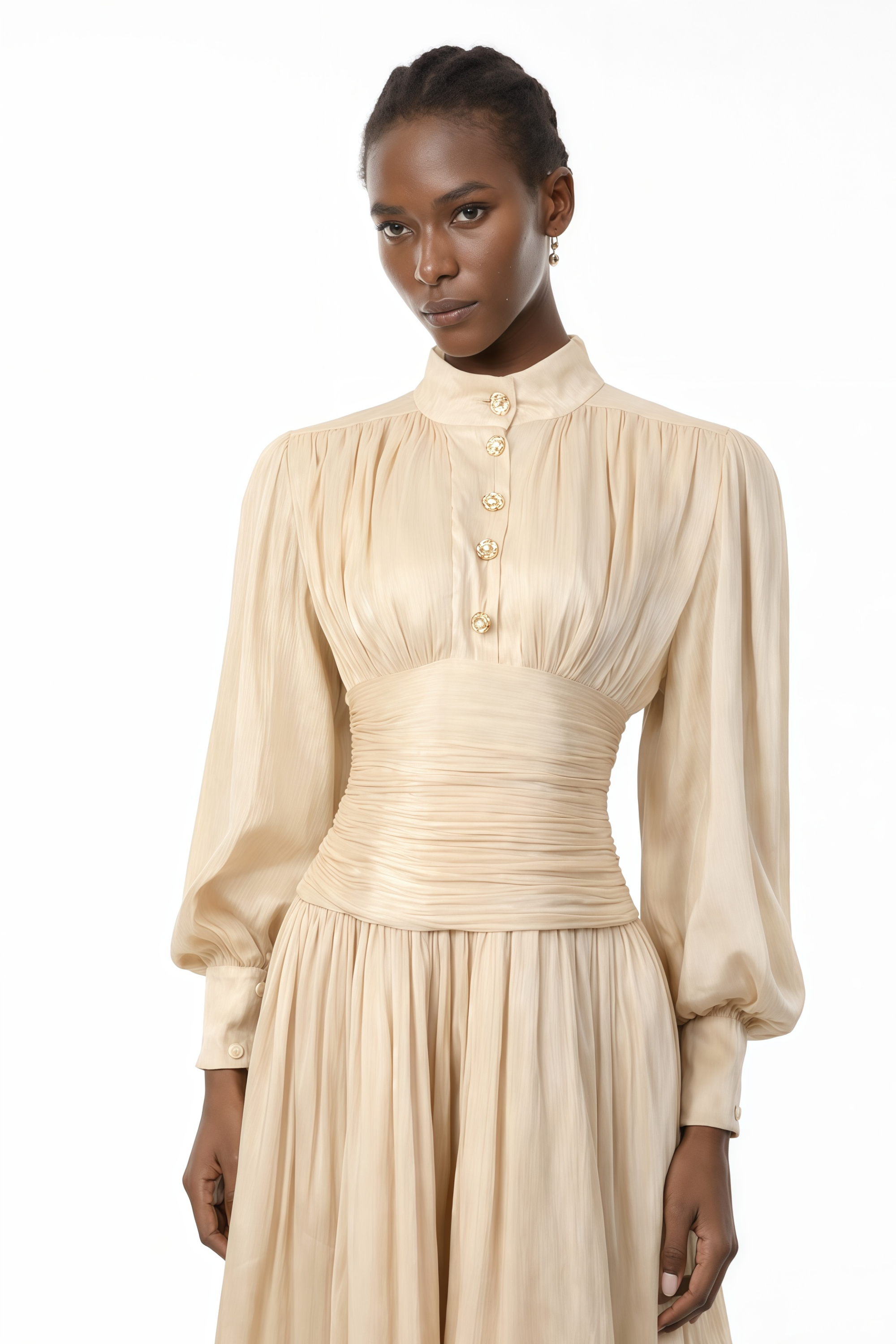 Emersyn Neutrals Maxikleid mit hohem Kragen und Rüschendetails