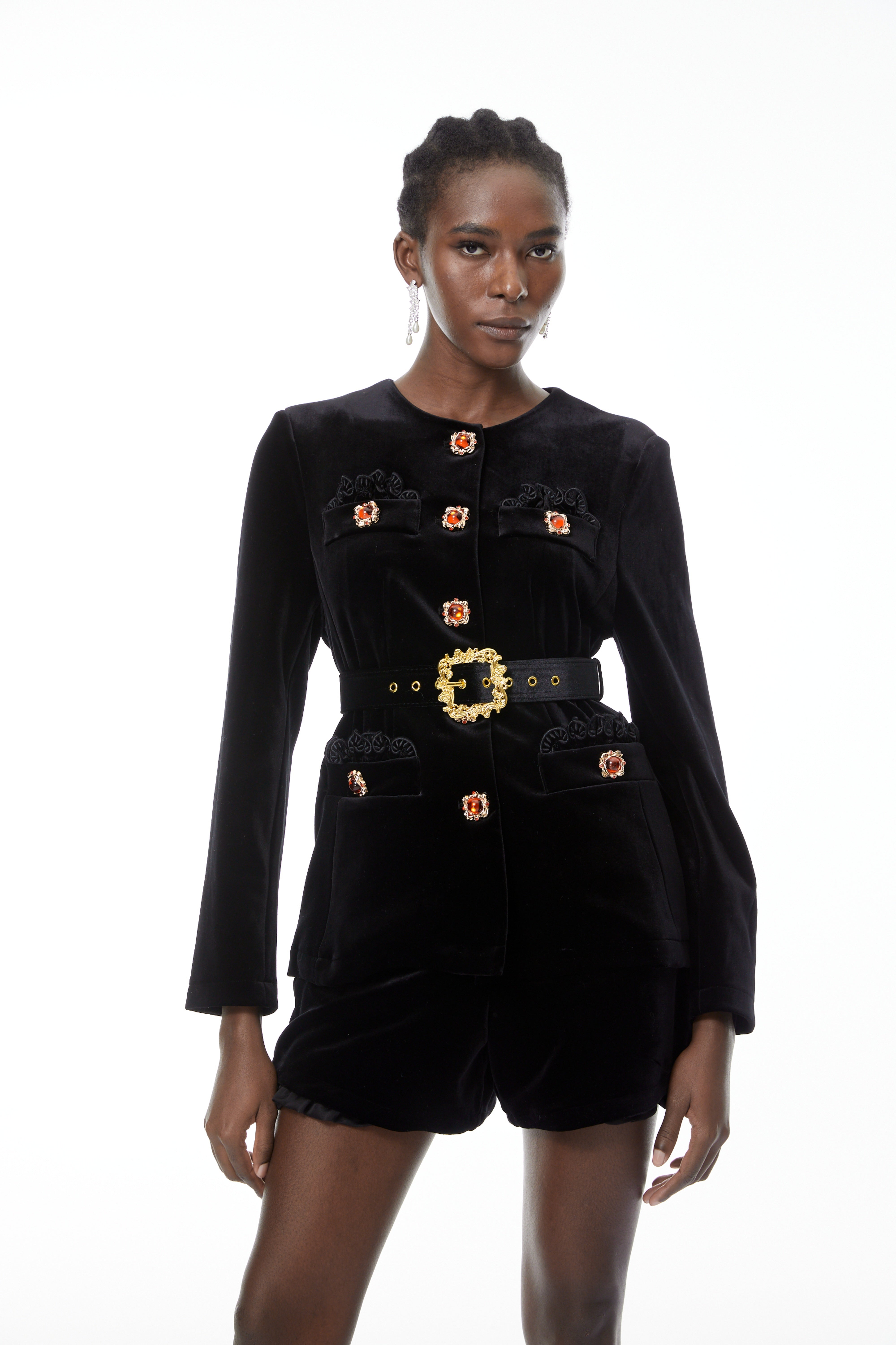Reese Schwarz Verzierter Samtblazer & Shorts Set