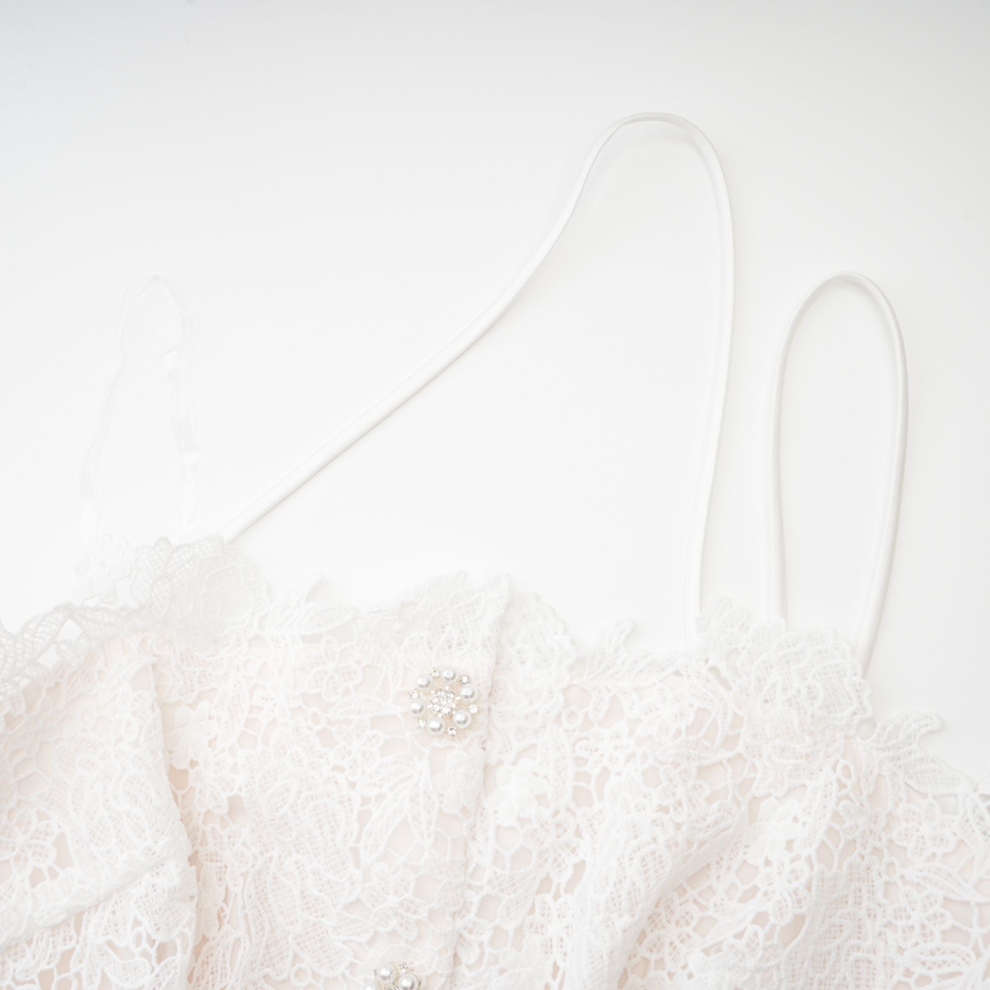 Cyrielle Mini-Kleid mit Spitzenverzierung und Stufenrock