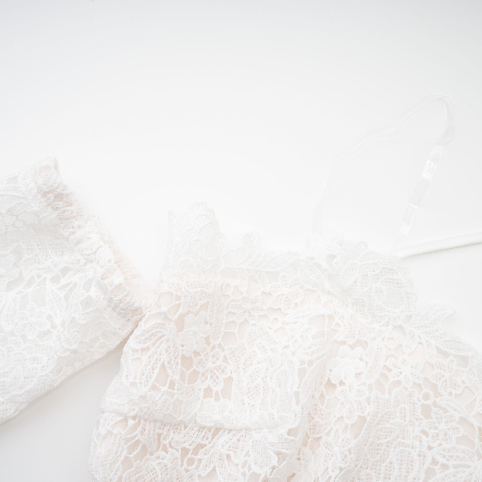 Cyrielle Mini-Kleid mit Spitzenverzierung und Stufenrock