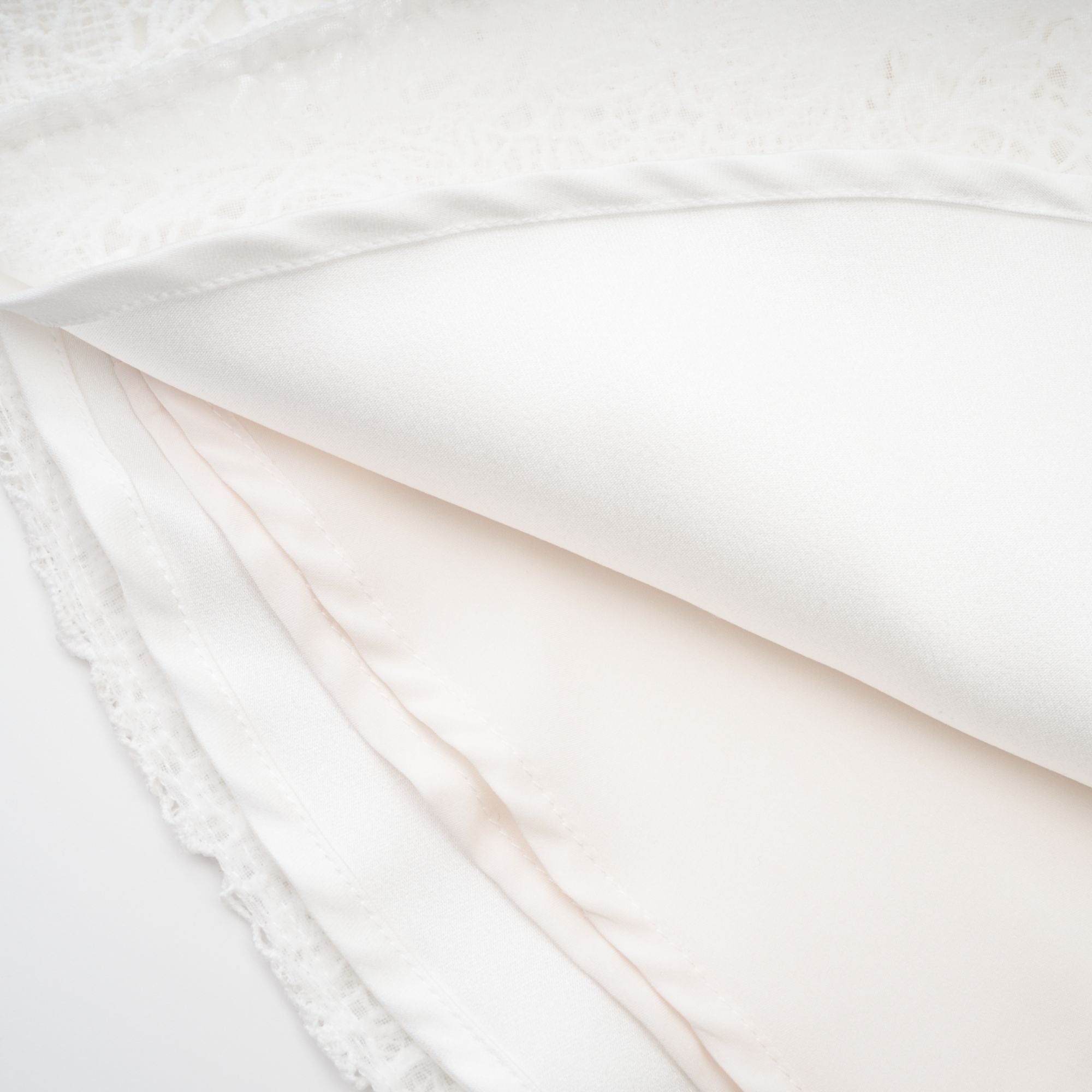 Cyrielle Mini-Kleid mit Spitzenverzierung und Stufenrock