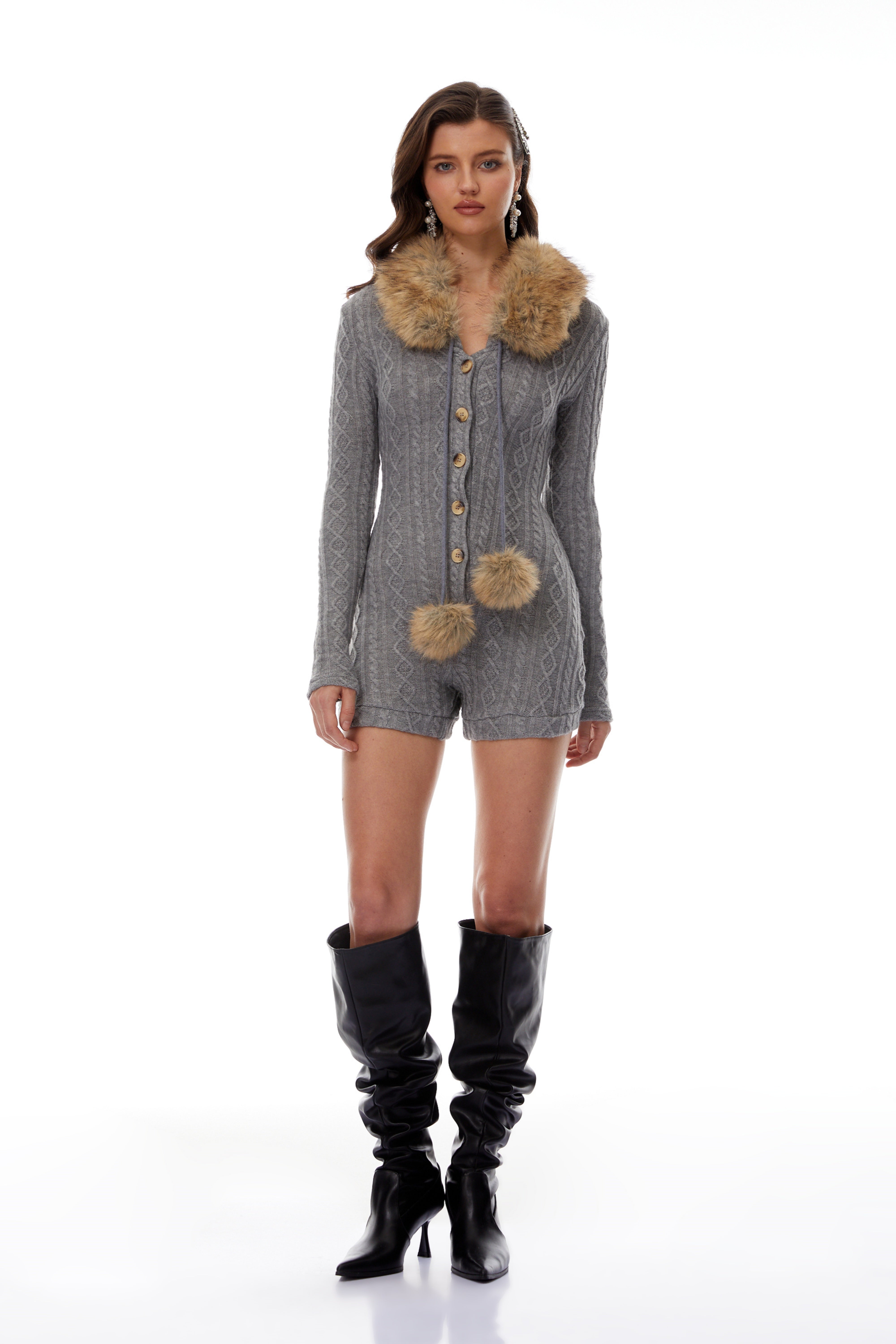 Saskia – Stretch-Strampler aus Rippstrick mit grauem Pelzbesatz