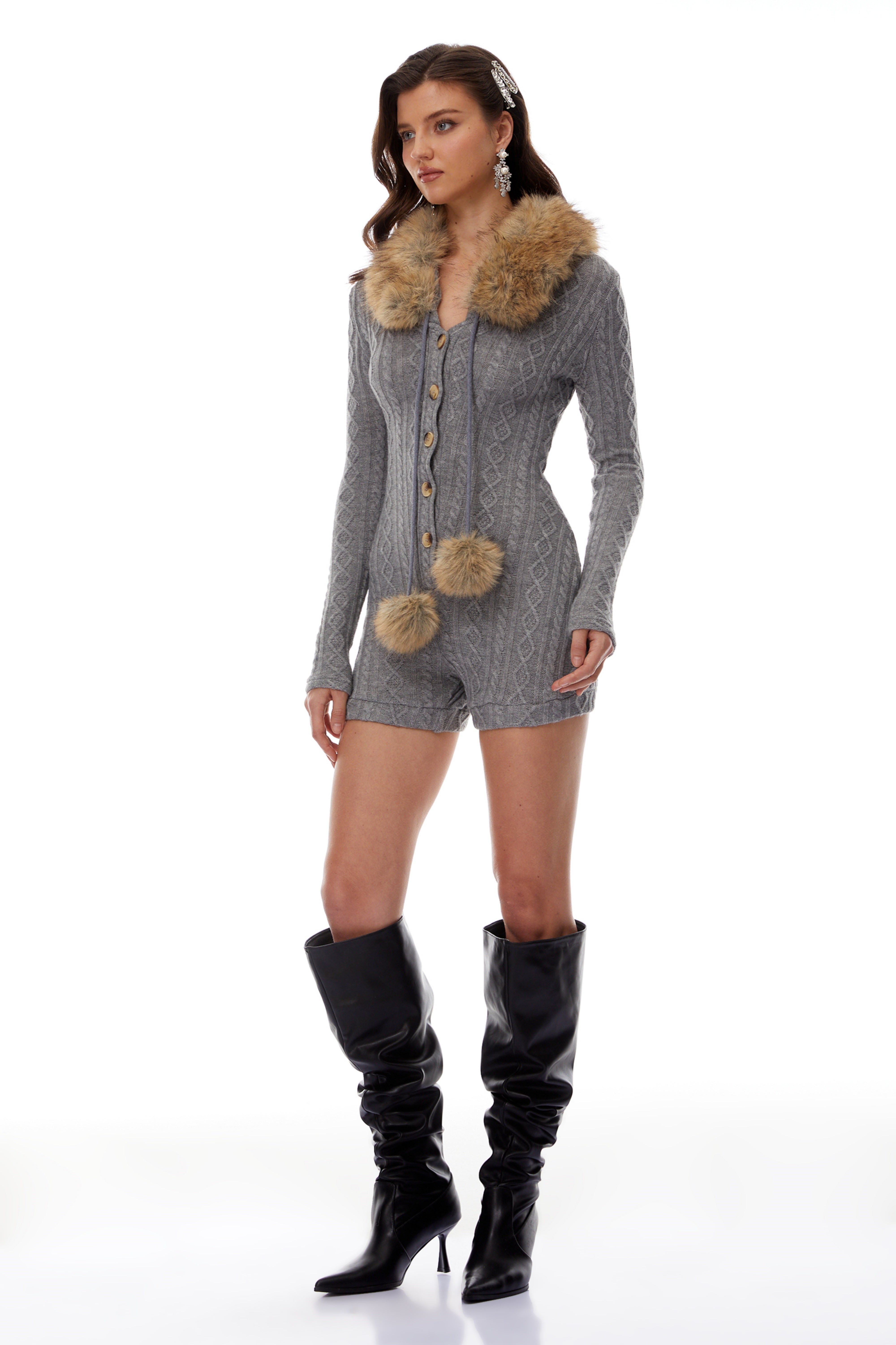 Saskia – Stretch-Strampler aus Rippstrick mit grauem Pelzbesatz