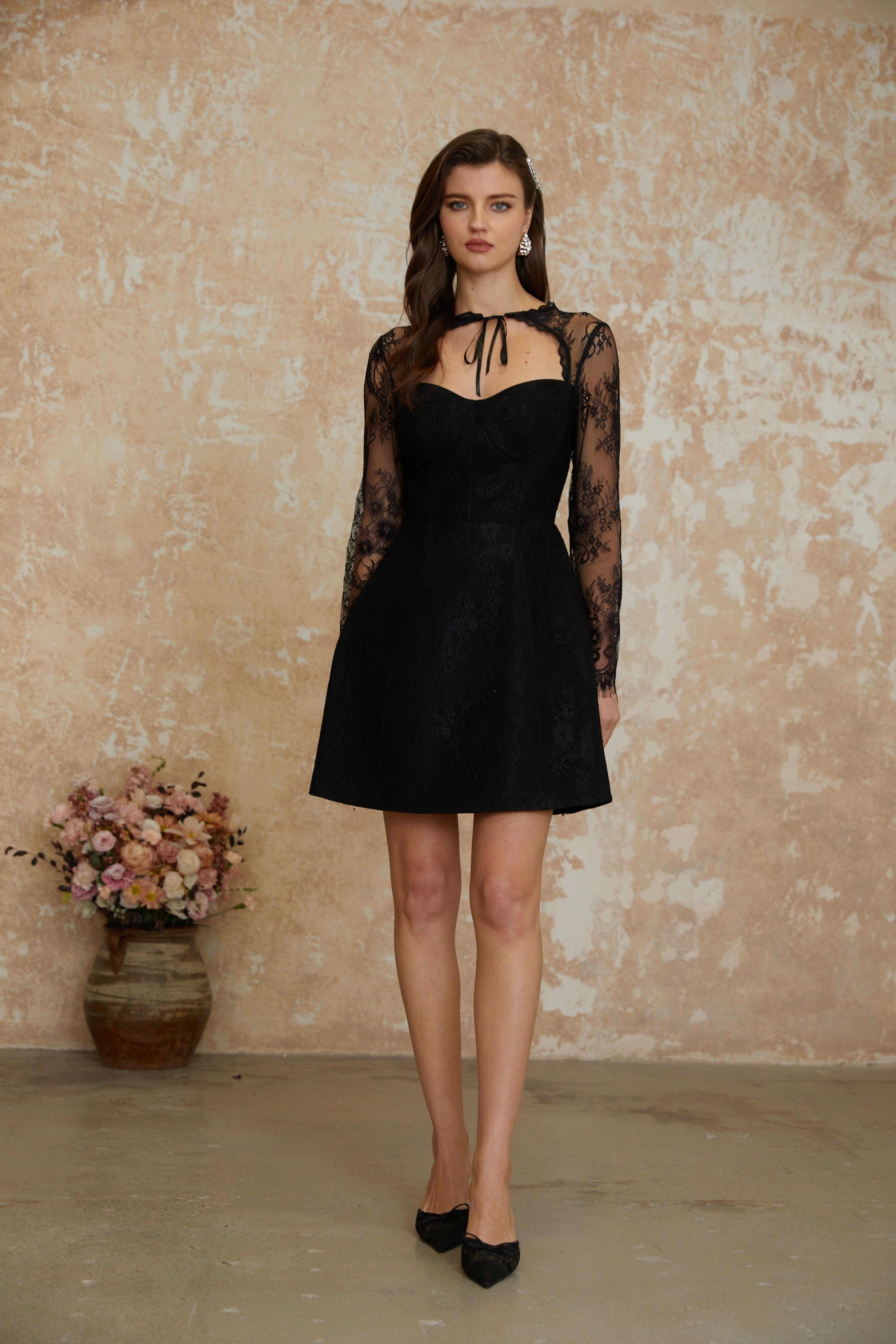 Violett-schwarzes Cape und Kleid mit floraler Spitze, passendes Set