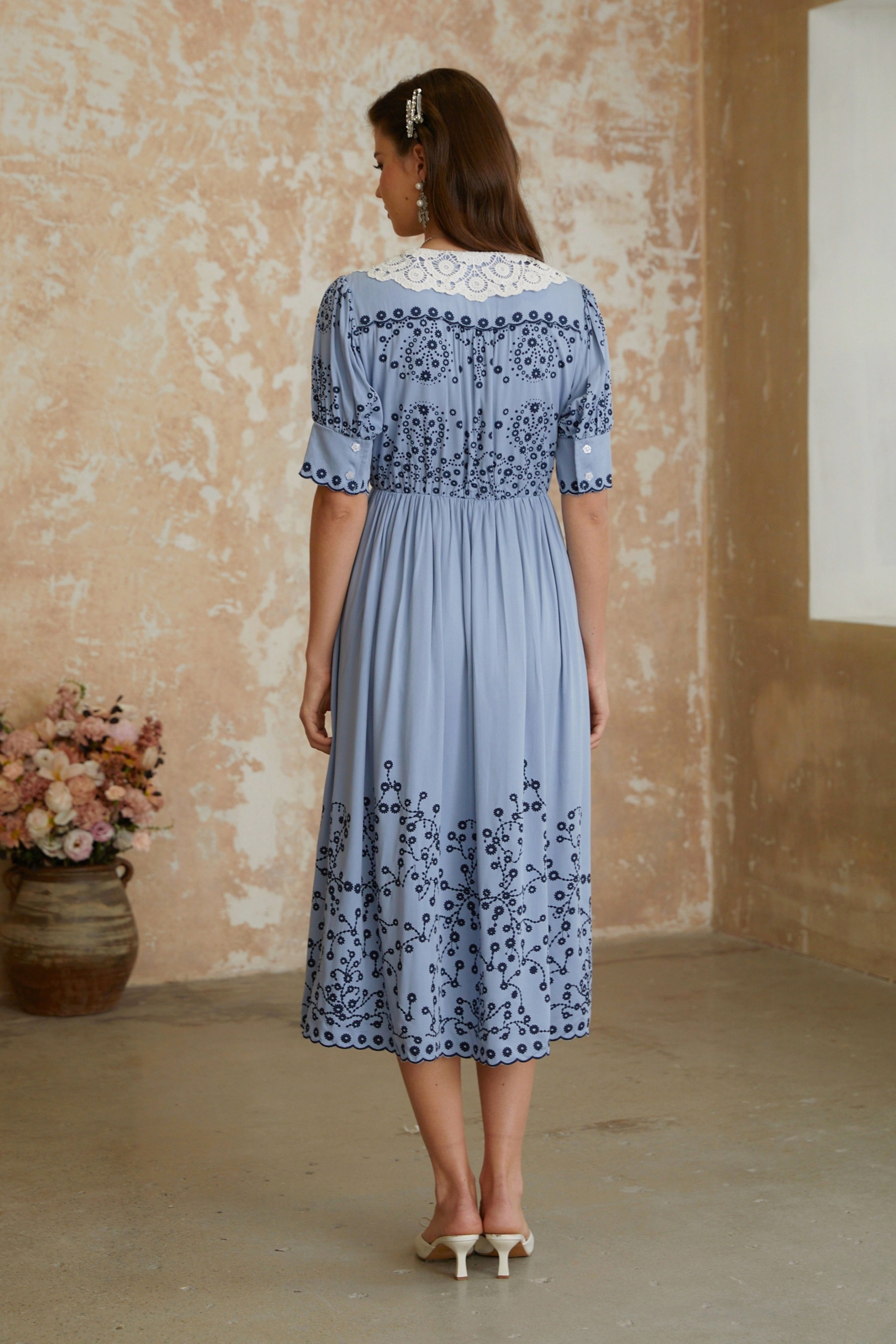 Violettes blaues Midi-Kleid mit Blumenstickerei und Spitzenrevers