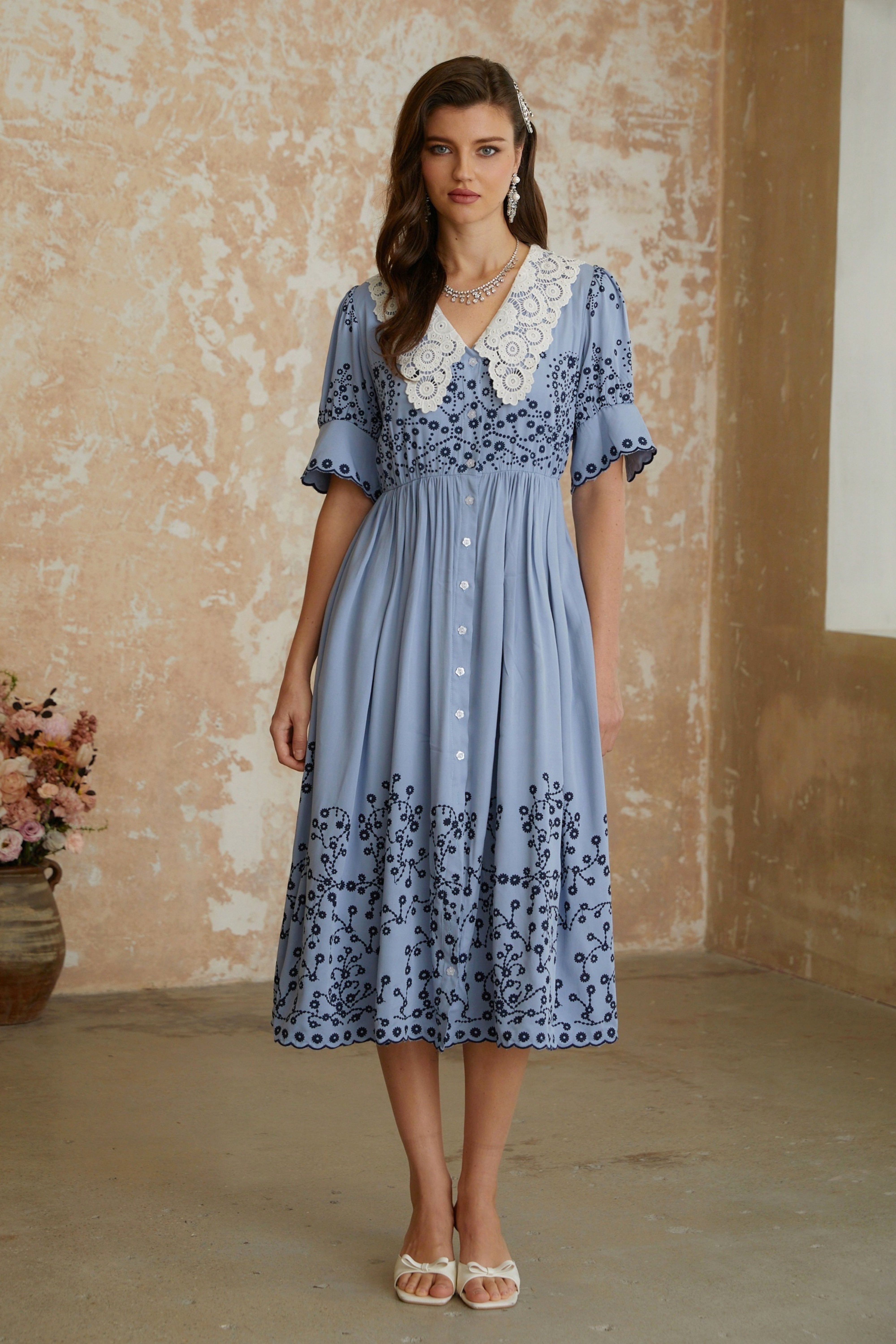 Violettes blaues Midi-Kleid mit Blumenstickerei und Spitzenrevers