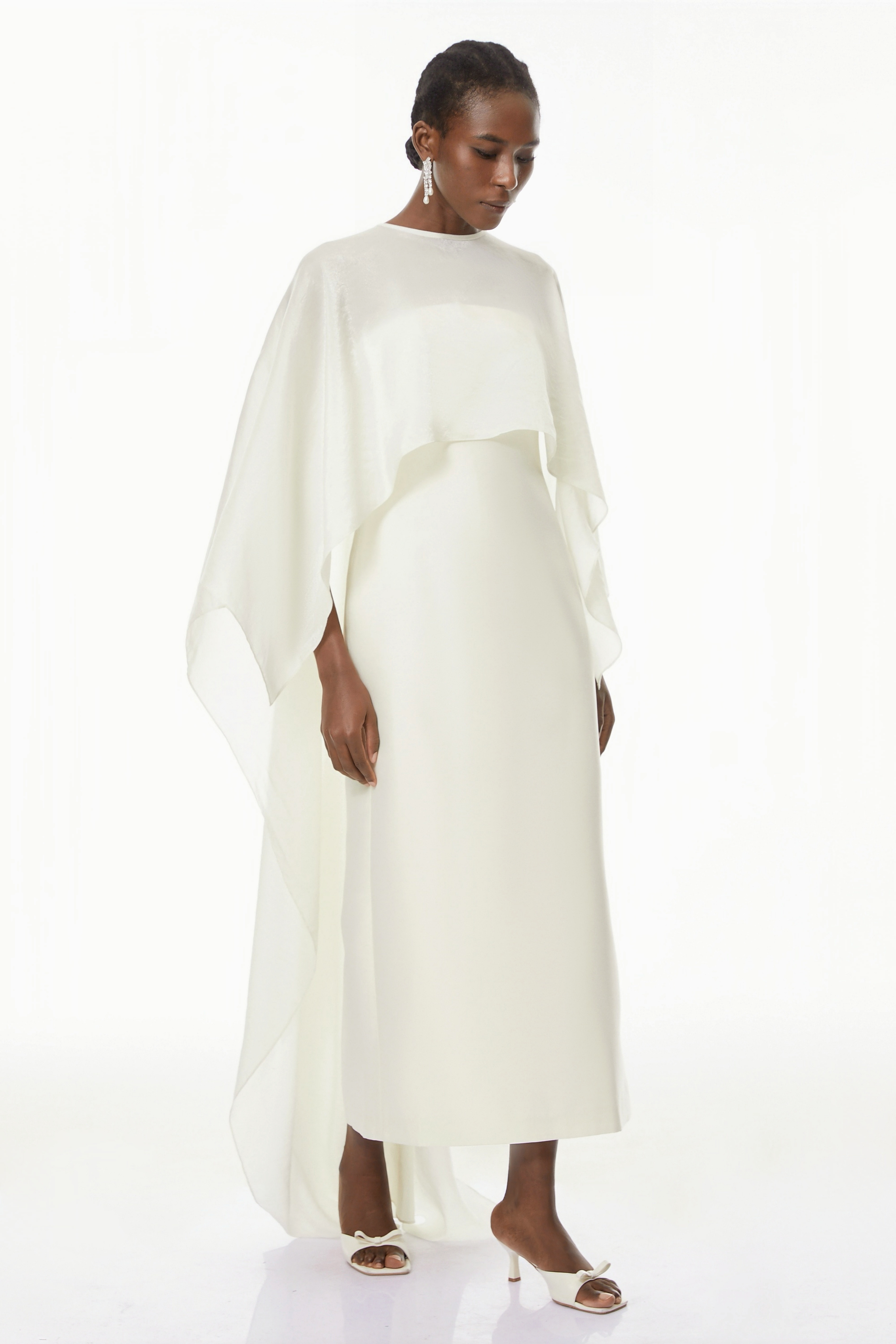 Xiomara Weißes Cape-Design Satin-Maxikleid