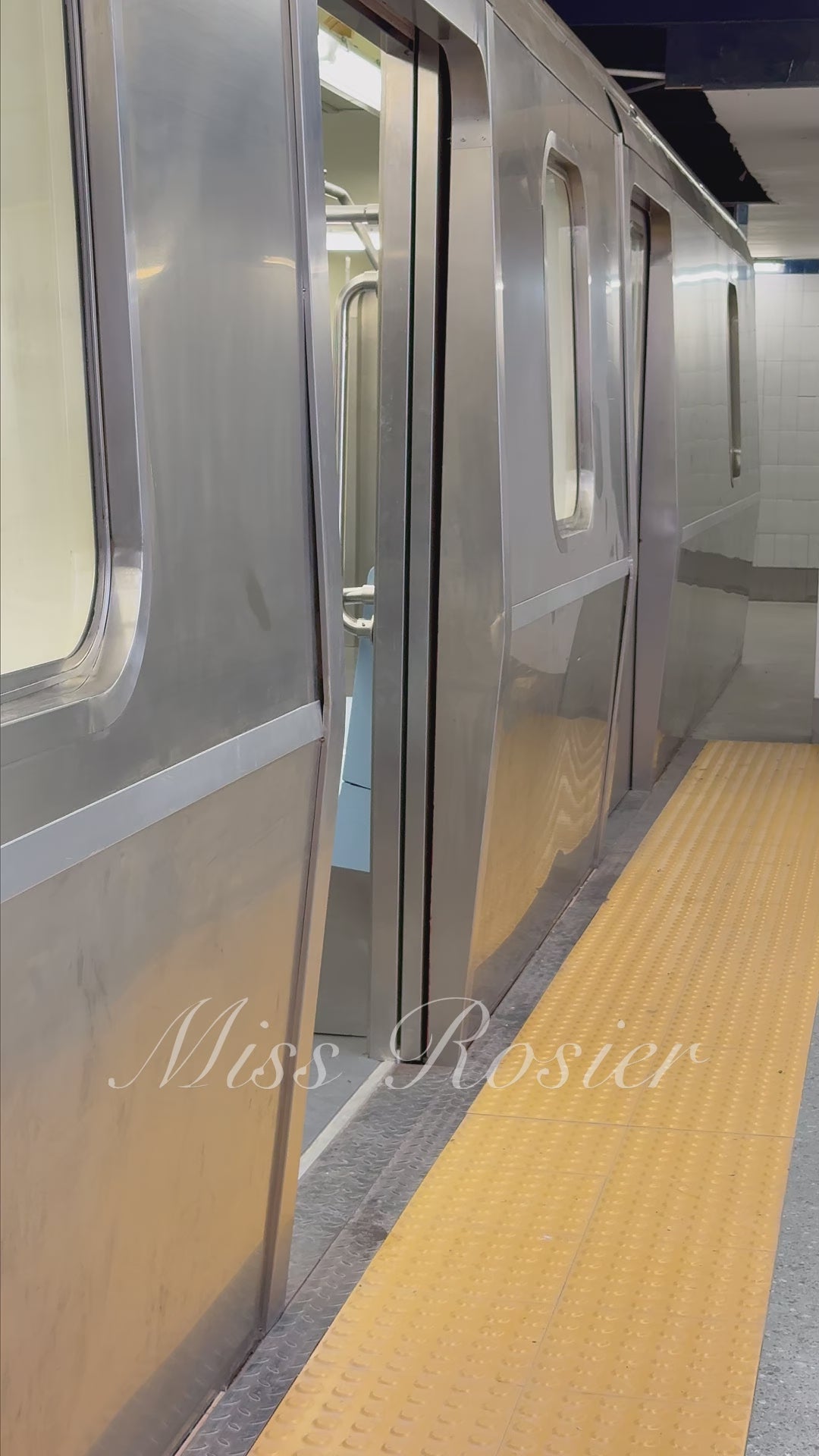 Schwarzes, langes Kleid mit hohem Schlitz und Stehkragen