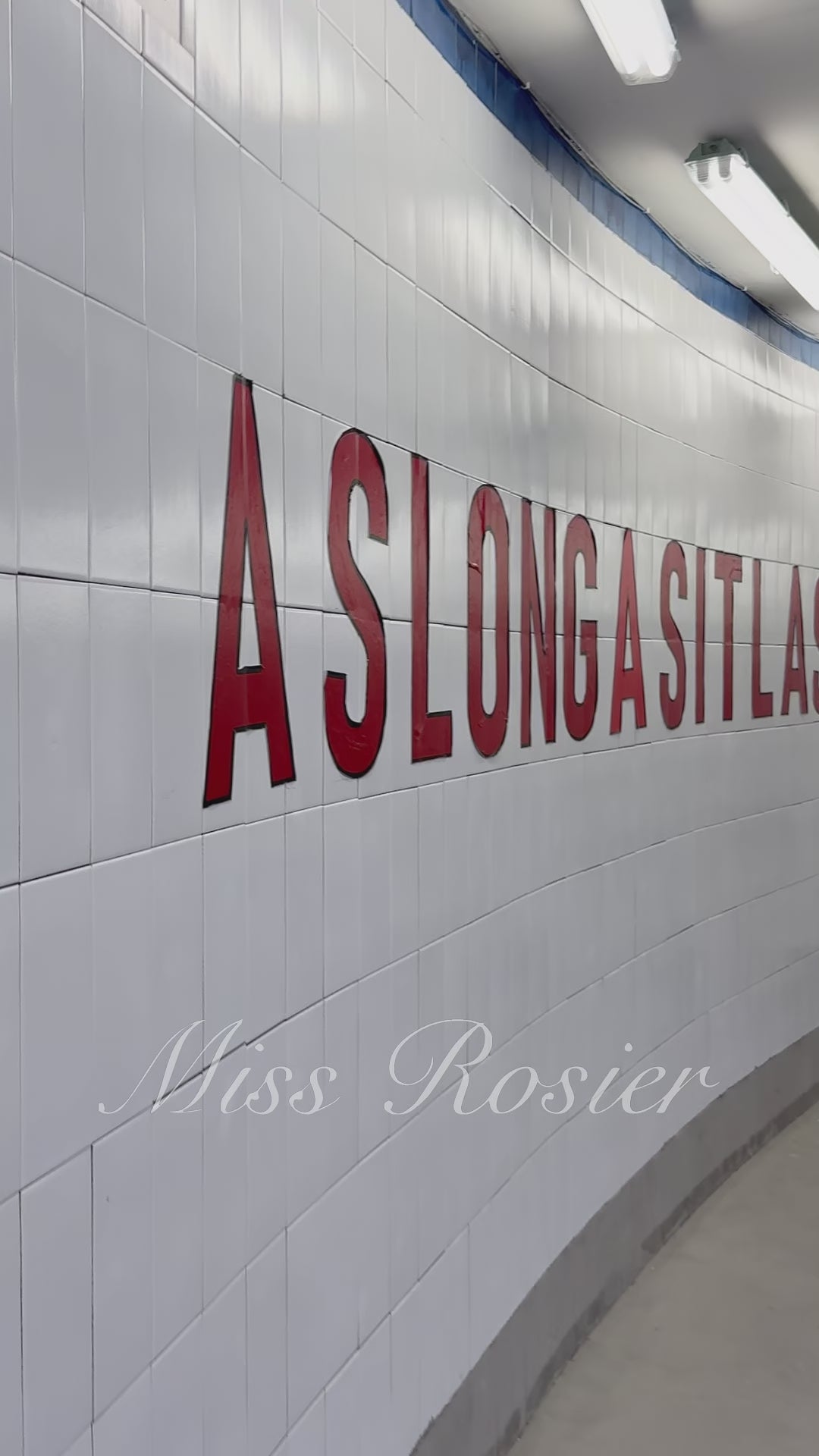 Asymmetrisches Satinkleid