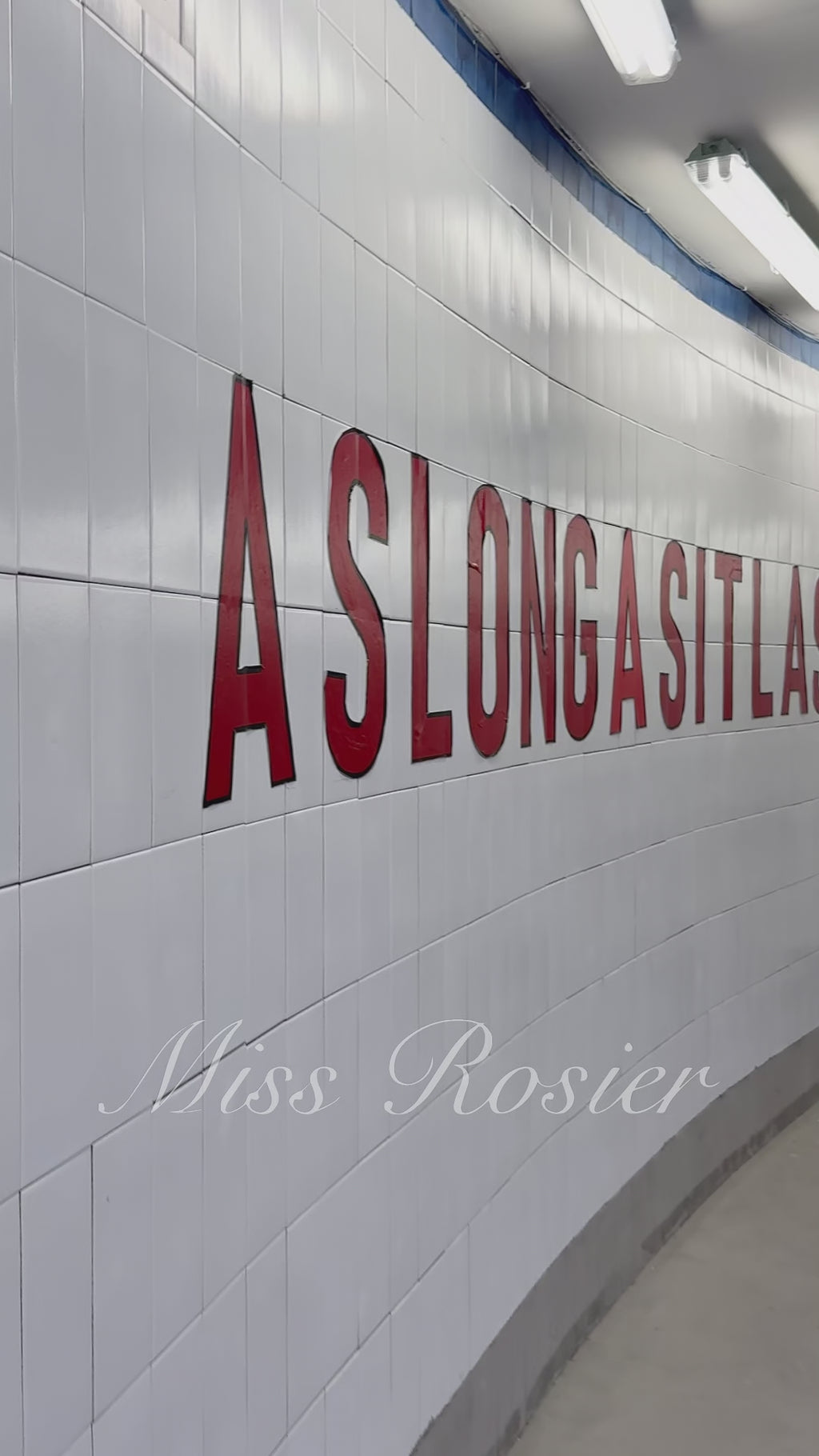 Asymmetrisches Satinkleid