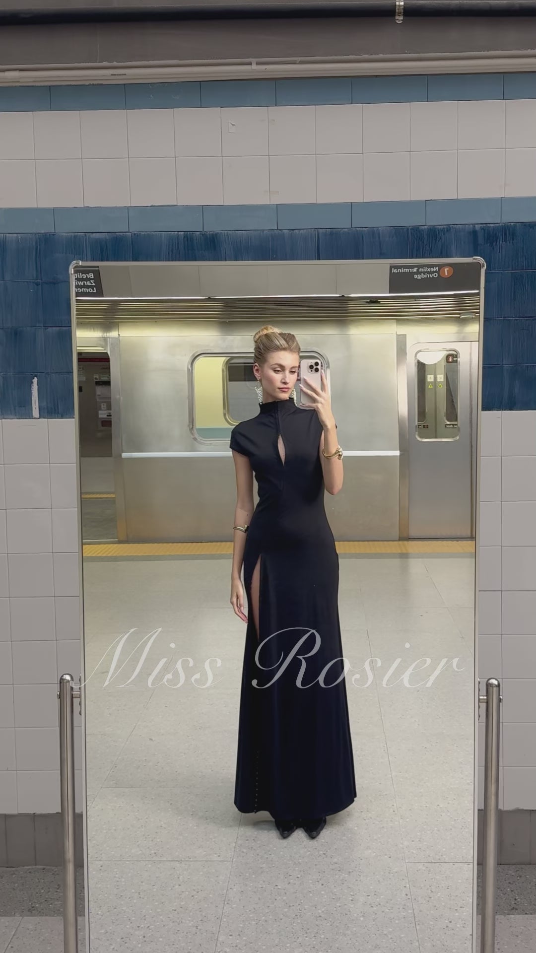 Schwarzes, langes Kleid mit hohem Schlitz und Stehkragen