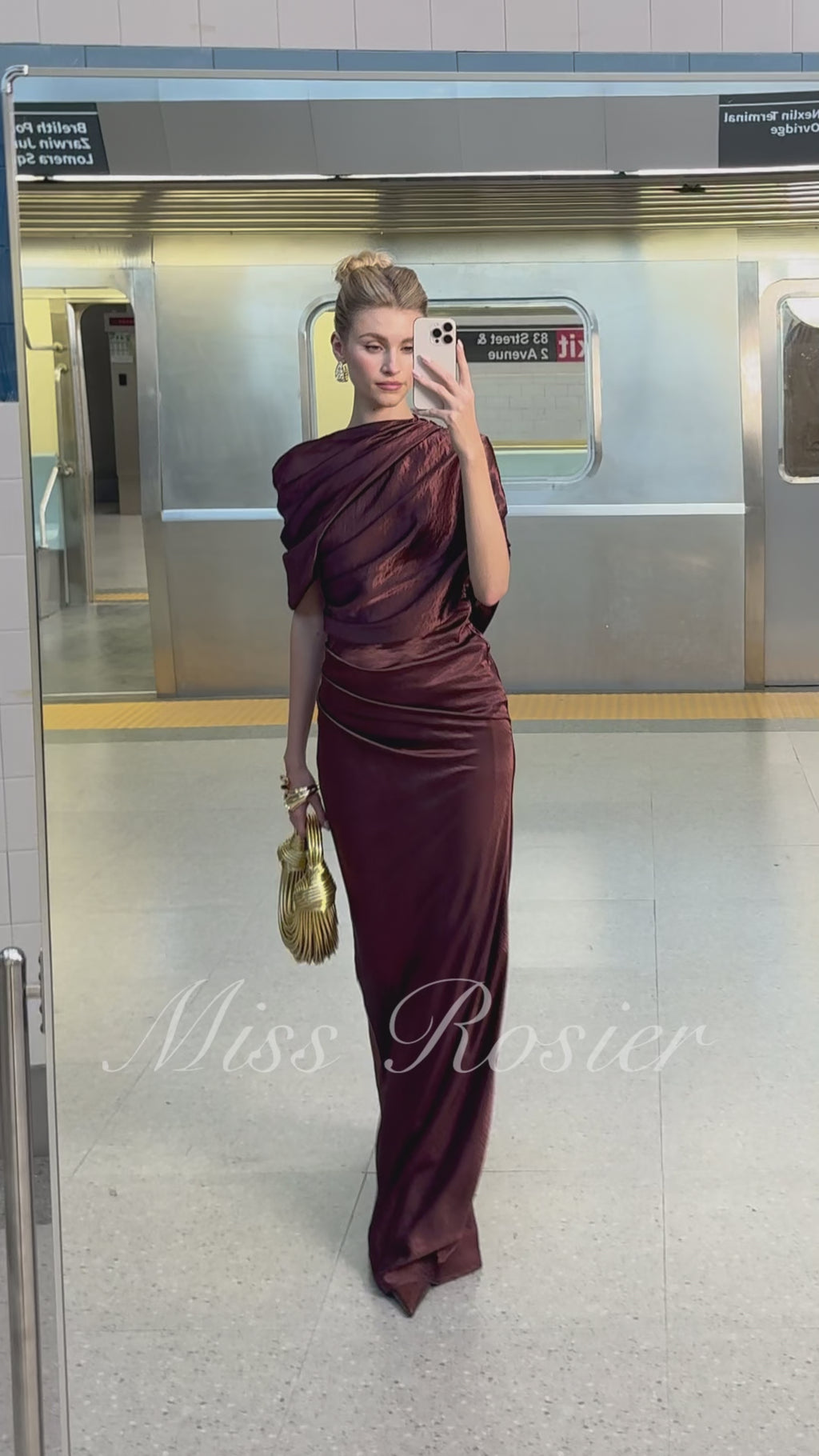 Asymmetrisches Satinkleid